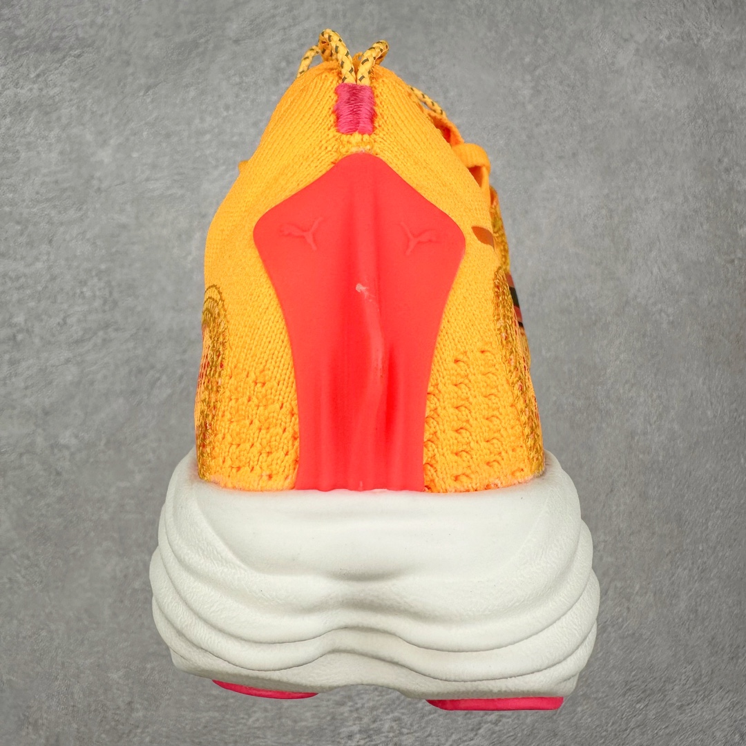 图片[8]-PUMA Fast-R Nitro Elite 彪马系带织物减震防滑耐磨碳板低帮跑步鞋 1、随着竞速跑鞋市场竞争愈发激烈，多数品牌都已经告别了材料和科技堆砌的阶段，进入到在已有科技基础上的精细研磨阶段，如何将新的材料和技术用更合理的工艺为跑鞋带来卓越性能和轻弹脚感成为主要趋势，经过一年的沉淀迭代，PUMA 最新一代比赛日竞速鞋 FAST-R 2 NITRO™ ELITE 正式发布。 2、昨日的蒸蒸日上迎新跑中，沙宇超和陈为芬二人上脚的正是这款鞋，这也是 Fast-R 2 在国内的首次亮相。 3、日本最负盛名的国民接力赛事箱根驿传 100 周年的比赛激战正酣，PUMA 为此也特意推出了 1000 双限量版配色 Fast-R 2 NITRO™ Elite Ekiden Rush。 4、跑野开箱的正是其中一双，箱根无弱旅，在今天的箱根驿传比赛中，参赛队伍立教大学（Rikkyo Univeristy）正是由 PUMA 赞助，这双箱根款鞋身外侧有明显的箱根 100 周年标志，鞋身内侧的接力襷带，则是与赛场上奔跑的立教大学队员们参赛服装的主题色紫色一致，这一设计也扣住了箱根驿传的精华，那就是年轻人最纯粹的极速奔跑以及在一根襷带上的母校荣耀。 5、整体外观方面，前后跟分离式的标志性设计得到延续，中间则是通过 PWRPLATE 碳板相互连接，但这一代碳板延伸面积扩展至脚趾外侧区域，增加了触地面积和区间，为跑动带来更好过渡并在离地时提供更强推动力。 6、厚度方面，Fast-R 2 鞋底厚度顶到了符合正式比赛规定的最大厚度（40 mm）限值，由此得到了缓震与回弹性能最大限度的提升。 7、中底方面，采用 PUMA 最顶级的 NITRO™ ELITE 氮气缓震科技，保证缓冲的基础上追求极致轻量化，与前代产品相比，Fast-R 2 能量存储增加 22%，能量回馈增加46%。 8、两个数值的大幅提升带来的脚感会截然不同，Fast-R 2 有着更轻盈且更经济的跑动反馈，用一个直观数据量化：对一位 230 的马拉松选手来说，这双鞋能节省 1 分 23 秒的完赛时间。 9、鞋面方面，采用新一代 ULTRAWEAVE 鞋面，比上一代鞋面材料轻 20%，内侧仍旧搭载 PWRTAPE 加强筋，确保跑动过程中的轻盈贴合与稳固支撑。 10、大底方面，PUMAGRIP 外底可以应对不同路面，水泥路、柏油路、湿滑地面都有出色的止滑和抓地性能。 11、穿上这双 Fast-R 2，在比赛日也能跑出美洲狮一样迅捷的步伐。 尺码：36 36.5 37.5 38 38.5 39 40 40.5 41 42 42.5 43 44 44.5 45-选品中心