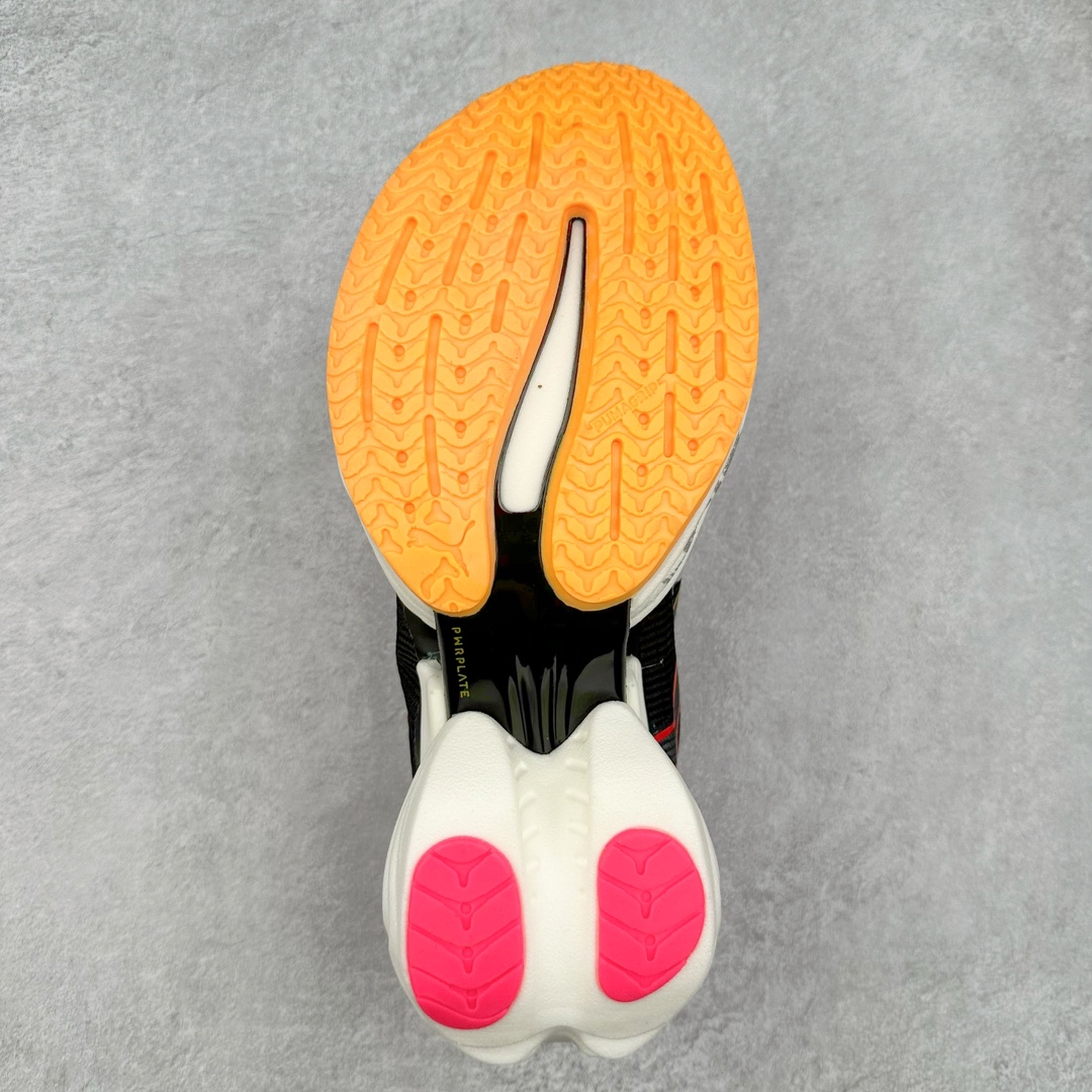 图片[9]-PUMA Fast-R Nitro Elite 彪马系带织物减震防滑耐磨碳板低帮跑步鞋 1、随着竞速跑鞋市场竞争愈发激烈，多数品牌都已经告别了材料和科技堆砌的阶段，进入到在已有科技基础上的精细研磨阶段，如何将新的材料和技术用更合理的工艺为跑鞋带来卓越性能和轻弹脚感成为主要趋势，经过一年的沉淀迭代，PUMA 最新一代比赛日竞速鞋 FAST-R 2 NITRO™ ELITE 正式发布。 2、昨日的蒸蒸日上迎新跑中，沙宇超和陈为芬二人上脚的正是这款鞋，这也是 Fast-R 2 在国内的首次亮相。 3、日本最负盛名的国民接力赛事箱根驿传 100 周年的比赛激战正酣，PUMA 为此也特意推出了 1000 双限量版配色 Fast-R 2 NITRO™ Elite Ekiden Rush。 4、跑野开箱的正是其中一双，箱根无弱旅，在今天的箱根驿传比赛中，参赛队伍立教大学（Rikkyo Univeristy）正是由 PUMA 赞助，这双箱根款鞋身外侧有明显的箱根 100 周年标志，鞋身内侧的接力襷带，则是与赛场上奔跑的立教大学队员们参赛服装的主题色紫色一致，这一设计也扣住了箱根驿传的精华，那就是年轻人最纯粹的极速奔跑以及在一根襷带上的母校荣耀。 5、整体外观方面，前后跟分离式的标志性设计得到延续，中间则是通过 PWRPLATE 碳板相互连接，但这一代碳板延伸面积扩展至脚趾外侧区域，增加了触地面积和区间，为跑动带来更好过渡并在离地时提供更强推动力。 6、厚度方面，Fast-R 2 鞋底厚度顶到了符合正式比赛规定的最大厚度（40 mm）限值，由此得到了缓震与回弹性能最大限度的提升。 7、中底方面，采用 PUMA 最顶级的 NITRO™ ELITE 氮气缓震科技，保证缓冲的基础上追求极致轻量化，与前代产品相比，Fast-R 2 能量存储增加 22%，能量回馈增加46%。 8、两个数值的大幅提升带来的脚感会截然不同，Fast-R 2 有着更轻盈且更经济的跑动反馈，用一个直观数据量化：对一位 230 的马拉松选手来说，这双鞋能节省 1 分 23 秒的完赛时间。 9、鞋面方面，采用新一代 ULTRAWEAVE 鞋面，比上一代鞋面材料轻 20%，内侧仍旧搭载 PWRTAPE 加强筋，确保跑动过程中的轻盈贴合与稳固支撑。 10、大底方面，PUMAGRIP 外底可以应对不同路面，水泥路、柏油路、湿滑地面都有出色的止滑和抓地性能。 11、穿上这双 Fast-R 2，在比赛日也能跑出美洲狮一样迅捷的步伐。 尺码：36 36.5 37.5 38 38.5 39 40 40.5 41 42 42.5 43 44 44.5 45-选品中心