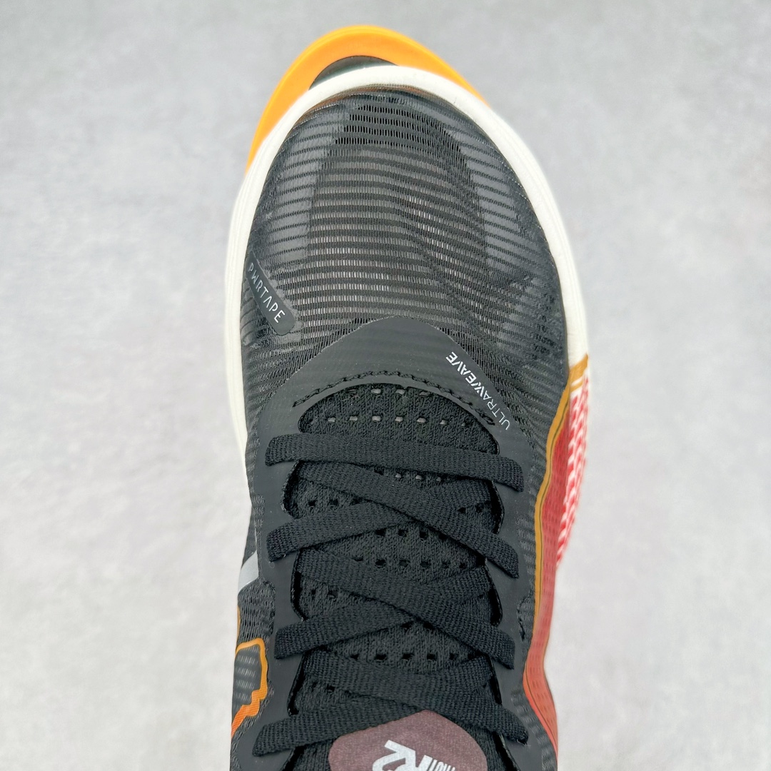 图片[4]-PUMA Fast-R Nitro Elite 彪马系带织物减震防滑耐磨碳板低帮跑步鞋 1、随着竞速跑鞋市场竞争愈发激烈，多数品牌都已经告别了材料和科技堆砌的阶段，进入到在已有科技基础上的精细研磨阶段，如何将新的材料和技术用更合理的工艺为跑鞋带来卓越性能和轻弹脚感成为主要趋势，经过一年的沉淀迭代，PUMA 最新一代比赛日竞速鞋 FAST-R 2 NITRO™ ELITE 正式发布。 2、昨日的蒸蒸日上迎新跑中，沙宇超和陈为芬二人上脚的正是这款鞋，这也是 Fast-R 2 在国内的首次亮相。 3、日本最负盛名的国民接力赛事箱根驿传 100 周年的比赛激战正酣，PUMA 为此也特意推出了 1000 双限量版配色 Fast-R 2 NITRO™ Elite Ekiden Rush。 4、跑野开箱的正是其中一双，箱根无弱旅，在今天的箱根驿传比赛中，参赛队伍立教大学（Rikkyo Univeristy）正是由 PUMA 赞助，这双箱根款鞋身外侧有明显的箱根 100 周年标志，鞋身内侧的接力襷带，则是与赛场上奔跑的立教大学队员们参赛服装的主题色紫色一致，这一设计也扣住了箱根驿传的精华，那就是年轻人最纯粹的极速奔跑以及在一根襷带上的母校荣耀。 5、整体外观方面，前后跟分离式的标志性设计得到延续，中间则是通过 PWRPLATE 碳板相互连接，但这一代碳板延伸面积扩展至脚趾外侧区域，增加了触地面积和区间，为跑动带来更好过渡并在离地时提供更强推动力。 6、厚度方面，Fast-R 2 鞋底厚度顶到了符合正式比赛规定的最大厚度（40 mm）限值，由此得到了缓震与回弹性能最大限度的提升。 7、中底方面，采用 PUMA 最顶级的 NITRO™ ELITE 氮气缓震科技，保证缓冲的基础上追求极致轻量化，与前代产品相比，Fast-R 2 能量存储增加 22%，能量回馈增加46%。 8、两个数值的大幅提升带来的脚感会截然不同，Fast-R 2 有着更轻盈且更经济的跑动反馈，用一个直观数据量化：对一位 230 的马拉松选手来说，这双鞋能节省 1 分 23 秒的完赛时间。 9、鞋面方面，采用新一代 ULTRAWEAVE 鞋面，比上一代鞋面材料轻 20%，内侧仍旧搭载 PWRTAPE 加强筋，确保跑动过程中的轻盈贴合与稳固支撑。 10、大底方面，PUMAGRIP 外底可以应对不同路面，水泥路、柏油路、湿滑地面都有出色的止滑和抓地性能。 11、穿上这双 Fast-R 2，在比赛日也能跑出美洲狮一样迅捷的步伐。 尺码：36 36.5 37.5 38 38.5 39 40 40.5 41 42 42.5 43 44 44.5 45-选品中心