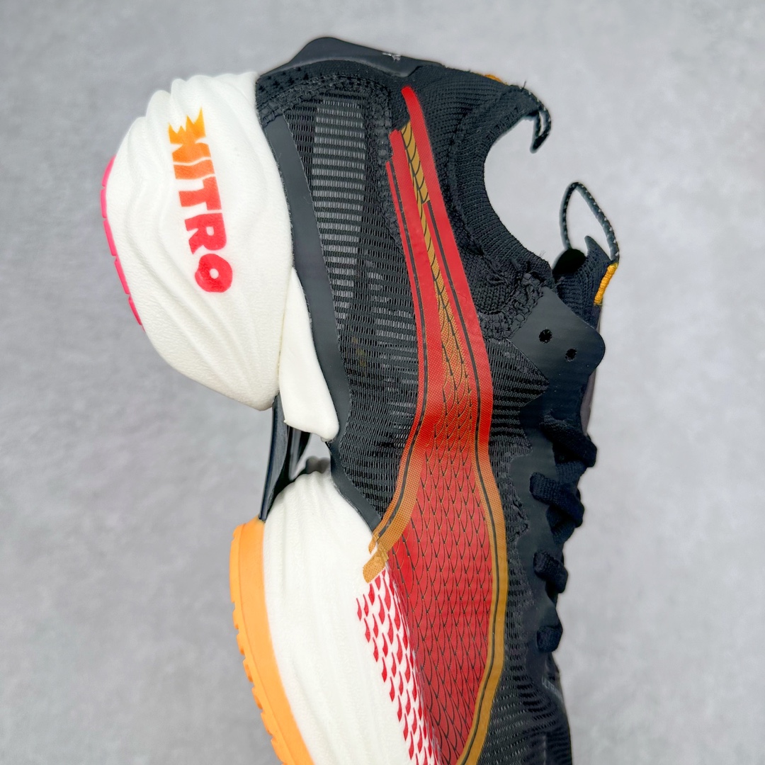 图片[6]-PUMA Fast-R Nitro Elite 彪马系带织物减震防滑耐磨碳板低帮跑步鞋 1、随着竞速跑鞋市场竞争愈发激烈，多数品牌都已经告别了材料和科技堆砌的阶段，进入到在已有科技基础上的精细研磨阶段，如何将新的材料和技术用更合理的工艺为跑鞋带来卓越性能和轻弹脚感成为主要趋势，经过一年的沉淀迭代，PUMA 最新一代比赛日竞速鞋 FAST-R 2 NITRO™ ELITE 正式发布。 2、昨日的蒸蒸日上迎新跑中，沙宇超和陈为芬二人上脚的正是这款鞋，这也是 Fast-R 2 在国内的首次亮相。 3、日本最负盛名的国民接力赛事箱根驿传 100 周年的比赛激战正酣，PUMA 为此也特意推出了 1000 双限量版配色 Fast-R 2 NITRO™ Elite Ekiden Rush。 4、跑野开箱的正是其中一双，箱根无弱旅，在今天的箱根驿传比赛中，参赛队伍立教大学（Rikkyo Univeristy）正是由 PUMA 赞助，这双箱根款鞋身外侧有明显的箱根 100 周年标志，鞋身内侧的接力襷带，则是与赛场上奔跑的立教大学队员们参赛服装的主题色紫色一致，这一设计也扣住了箱根驿传的精华，那就是年轻人最纯粹的极速奔跑以及在一根襷带上的母校荣耀。 5、整体外观方面，前后跟分离式的标志性设计得到延续，中间则是通过 PWRPLATE 碳板相互连接，但这一代碳板延伸面积扩展至脚趾外侧区域，增加了触地面积和区间，为跑动带来更好过渡并在离地时提供更强推动力。 6、厚度方面，Fast-R 2 鞋底厚度顶到了符合正式比赛规定的最大厚度（40 mm）限值，由此得到了缓震与回弹性能最大限度的提升。 7、中底方面，采用 PUMA 最顶级的 NITRO™ ELITE 氮气缓震科技，保证缓冲的基础上追求极致轻量化，与前代产品相比，Fast-R 2 能量存储增加 22%，能量回馈增加46%。 8、两个数值的大幅提升带来的脚感会截然不同，Fast-R 2 有着更轻盈且更经济的跑动反馈，用一个直观数据量化：对一位 230 的马拉松选手来说，这双鞋能节省 1 分 23 秒的完赛时间。 9、鞋面方面，采用新一代 ULTRAWEAVE 鞋面，比上一代鞋面材料轻 20%，内侧仍旧搭载 PWRTAPE 加强筋，确保跑动过程中的轻盈贴合与稳固支撑。 10、大底方面，PUMAGRIP 外底可以应对不同路面，水泥路、柏油路、湿滑地面都有出色的止滑和抓地性能。 11、穿上这双 Fast-R 2，在比赛日也能跑出美洲狮一样迅捷的步伐。 尺码：36 36.5 37.5 38 38.5 39 40 40.5 41 42 42.5 43 44 44.5 45-选品中心