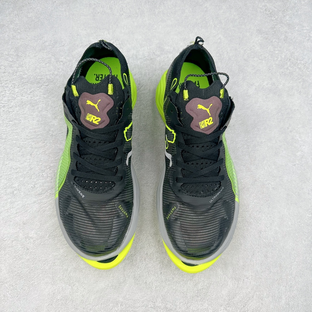 图片[2]-PUMA Fast-R Nitro Elite 彪马系带织物减震防滑耐磨碳板低帮跑步鞋 1、随着竞速跑鞋市场竞争愈发激烈，多数品牌都已经告别了材料和科技堆砌的阶段，进入到在已有科技基础上的精细研磨阶段，如何将新的材料和技术用更合理的工艺为跑鞋带来卓越性能和轻弹脚感成为主要趋势，经过一年的沉淀迭代，PUMA 最新一代比赛日竞速鞋 FAST-R 2 NITRO™ ELITE 正式发布。 2、昨日的蒸蒸日上迎新跑中，沙宇超和陈为芬二人上脚的正是这款鞋，这也是 Fast-R 2 在国内的首次亮相。 3、日本最负盛名的国民接力赛事箱根驿传 100 周年的比赛激战正酣，PUMA 为此也特意推出了 1000 双限量版配色 Fast-R 2 NITRO™ Elite Ekiden Rush。 4、跑野开箱的正是其中一双，箱根无弱旅，在今天的箱根驿传比赛中，参赛队伍立教大学（Rikkyo Univeristy）正是由 PUMA 赞助，这双箱根款鞋身外侧有明显的箱根 100 周年标志，鞋身内侧的接力襷带，则是与赛场上奔跑的立教大学队员们参赛服装的主题色紫色一致，这一设计也扣住了箱根驿传的精华，那就是年轻人最纯粹的极速奔跑以及在一根襷带上的母校荣耀。 5、整体外观方面，前后跟分离式的标志性设计得到延续，中间则是通过 PWRPLATE 碳板相互连接，但这一代碳板延伸面积扩展至脚趾外侧区域，增加了触地面积和区间，为跑动带来更好过渡并在离地时提供更强推动力。 6、厚度方面，Fast-R 2 鞋底厚度顶到了符合正式比赛规定的最大厚度（40 mm）限值，由此得到了缓震与回弹性能最大限度的提升。 7、中底方面，采用 PUMA 最顶级的 NITRO™ ELITE 氮气缓震科技，保证缓冲的基础上追求极致轻量化，与前代产品相比，Fast-R 2 能量存储增加 22%，能量回馈增加46%。 8、两个数值的大幅提升带来的脚感会截然不同，Fast-R 2 有着更轻盈且更经济的跑动反馈，用一个直观数据量化：对一位 230 的马拉松选手来说，这双鞋能节省 1 分 23 秒的完赛时间。 9、鞋面方面，采用新一代 ULTRAWEAVE 鞋面，比上一代鞋面材料轻 20%，内侧仍旧搭载 PWRTAPE 加强筋，确保跑动过程中的轻盈贴合与稳固支撑。 10、大底方面，PUMAGRIP 外底可以应对不同路面，水泥路、柏油路、湿滑地面都有出色的止滑和抓地性能。 11、穿上这双 Fast-R 2，在比赛日也能跑出美洲狮一样迅捷的步伐。 尺码：36 36.5 37.5 38 38.5 39 40 40.5 41 42 42.5 43 44 44.5 45-选品中心