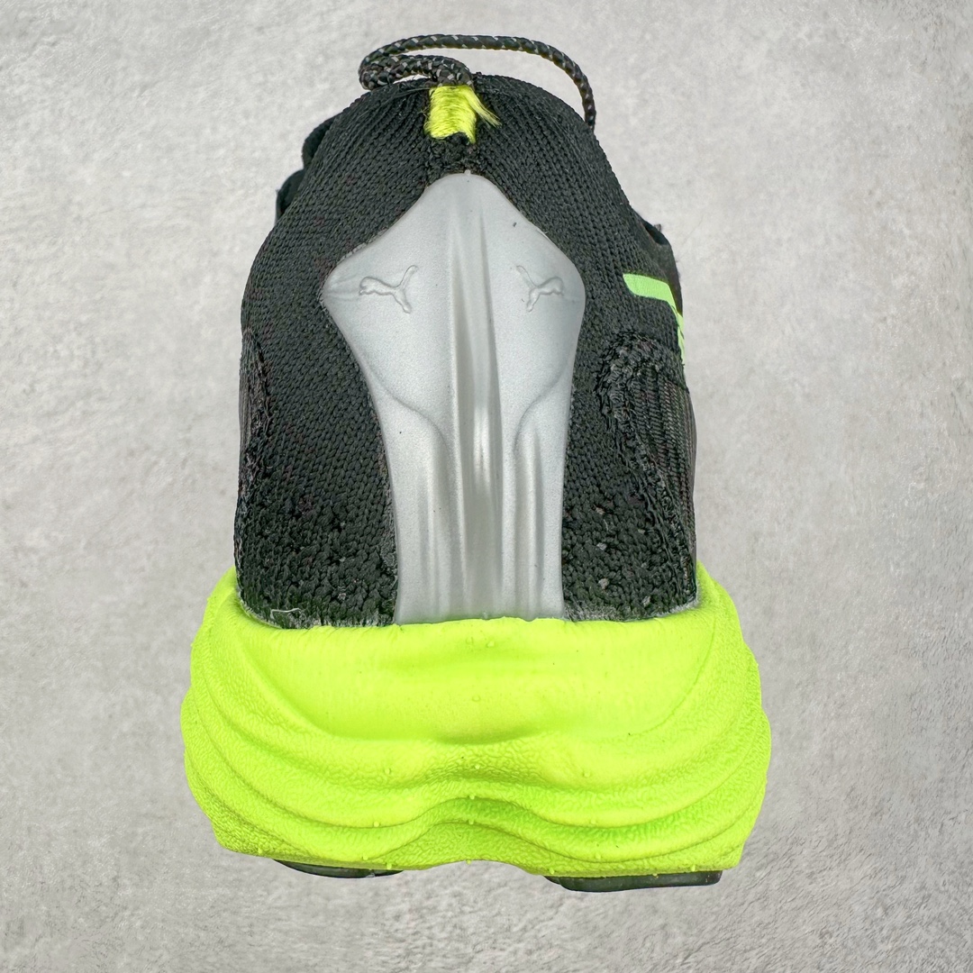 图片[8]-PUMA Fast-R Nitro Elite 彪马系带织物减震防滑耐磨碳板低帮跑步鞋 1、随着竞速跑鞋市场竞争愈发激烈，多数品牌都已经告别了材料和科技堆砌的阶段，进入到在已有科技基础上的精细研磨阶段，如何将新的材料和技术用更合理的工艺为跑鞋带来卓越性能和轻弹脚感成为主要趋势，经过一年的沉淀迭代，PUMA 最新一代比赛日竞速鞋 FAST-R 2 NITRO™ ELITE 正式发布。 2、昨日的蒸蒸日上迎新跑中，沙宇超和陈为芬二人上脚的正是这款鞋，这也是 Fast-R 2 在国内的首次亮相。 3、日本最负盛名的国民接力赛事箱根驿传 100 周年的比赛激战正酣，PUMA 为此也特意推出了 1000 双限量版配色 Fast-R 2 NITRO™ Elite Ekiden Rush。 4、跑野开箱的正是其中一双，箱根无弱旅，在今天的箱根驿传比赛中，参赛队伍立教大学（Rikkyo Univeristy）正是由 PUMA 赞助，这双箱根款鞋身外侧有明显的箱根 100 周年标志，鞋身内侧的接力襷带，则是与赛场上奔跑的立教大学队员们参赛服装的主题色紫色一致，这一设计也扣住了箱根驿传的精华，那就是年轻人最纯粹的极速奔跑以及在一根襷带上的母校荣耀。 5、整体外观方面，前后跟分离式的标志性设计得到延续，中间则是通过 PWRPLATE 碳板相互连接，但这一代碳板延伸面积扩展至脚趾外侧区域，增加了触地面积和区间，为跑动带来更好过渡并在离地时提供更强推动力。 6、厚度方面，Fast-R 2 鞋底厚度顶到了符合正式比赛规定的最大厚度（40 mm）限值，由此得到了缓震与回弹性能最大限度的提升。 7、中底方面，采用 PUMA 最顶级的 NITRO™ ELITE 氮气缓震科技，保证缓冲的基础上追求极致轻量化，与前代产品相比，Fast-R 2 能量存储增加 22%，能量回馈增加46%。 8、两个数值的大幅提升带来的脚感会截然不同，Fast-R 2 有着更轻盈且更经济的跑动反馈，用一个直观数据量化：对一位 230 的马拉松选手来说，这双鞋能节省 1 分 23 秒的完赛时间。 9、鞋面方面，采用新一代 ULTRAWEAVE 鞋面，比上一代鞋面材料轻 20%，内侧仍旧搭载 PWRTAPE 加强筋，确保跑动过程中的轻盈贴合与稳固支撑。 10、大底方面，PUMAGRIP 外底可以应对不同路面，水泥路、柏油路、湿滑地面都有出色的止滑和抓地性能。 11、穿上这双 Fast-R 2，在比赛日也能跑出美洲狮一样迅捷的步伐。 尺码：36 36.5 37.5 38 38.5 39 40 40.5 41 42 42.5 43 44 44.5 45-选品中心