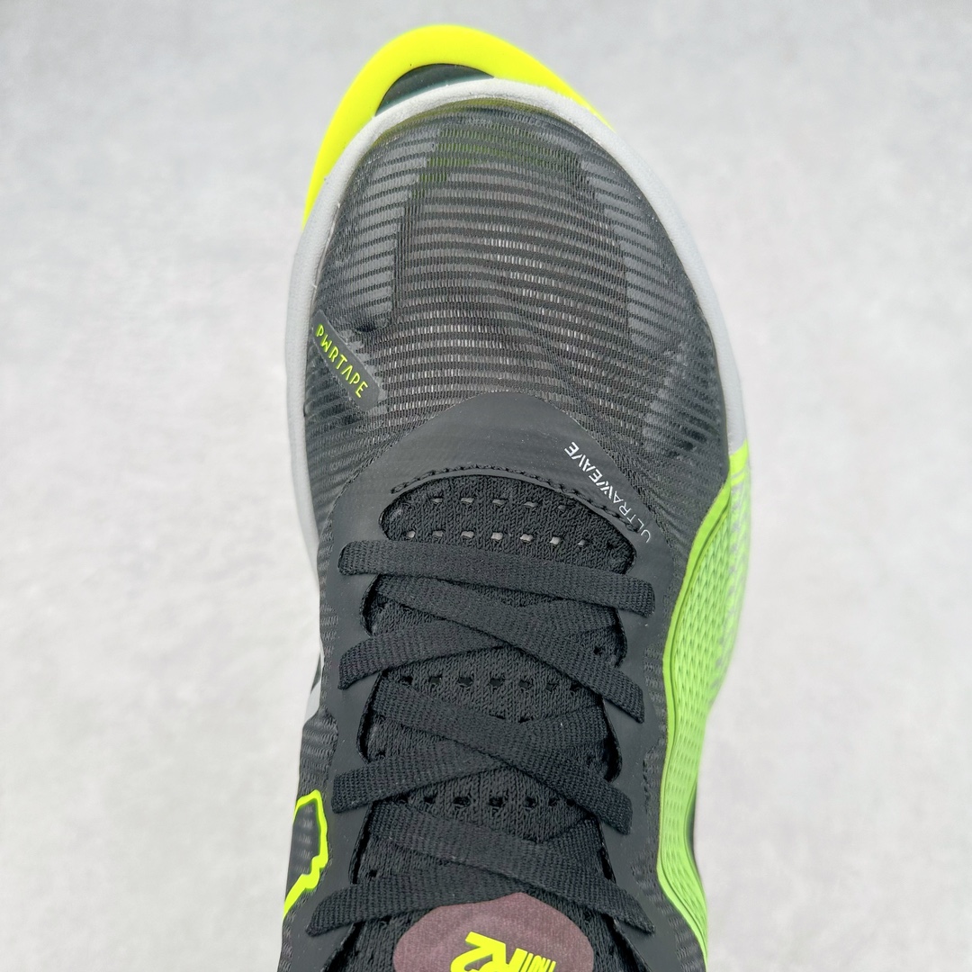 图片[4]-PUMA Fast-R Nitro Elite 彪马系带织物减震防滑耐磨碳板低帮跑步鞋 1、随着竞速跑鞋市场竞争愈发激烈，多数品牌都已经告别了材料和科技堆砌的阶段，进入到在已有科技基础上的精细研磨阶段，如何将新的材料和技术用更合理的工艺为跑鞋带来卓越性能和轻弹脚感成为主要趋势，经过一年的沉淀迭代，PUMA 最新一代比赛日竞速鞋 FAST-R 2 NITRO™ ELITE 正式发布。 2、昨日的蒸蒸日上迎新跑中，沙宇超和陈为芬二人上脚的正是这款鞋，这也是 Fast-R 2 在国内的首次亮相。 3、日本最负盛名的国民接力赛事箱根驿传 100 周年的比赛激战正酣，PUMA 为此也特意推出了 1000 双限量版配色 Fast-R 2 NITRO™ Elite Ekiden Rush。 4、跑野开箱的正是其中一双，箱根无弱旅，在今天的箱根驿传比赛中，参赛队伍立教大学（Rikkyo Univeristy）正是由 PUMA 赞助，这双箱根款鞋身外侧有明显的箱根 100 周年标志，鞋身内侧的接力襷带，则是与赛场上奔跑的立教大学队员们参赛服装的主题色紫色一致，这一设计也扣住了箱根驿传的精华，那就是年轻人最纯粹的极速奔跑以及在一根襷带上的母校荣耀。 5、整体外观方面，前后跟分离式的标志性设计得到延续，中间则是通过 PWRPLATE 碳板相互连接，但这一代碳板延伸面积扩展至脚趾外侧区域，增加了触地面积和区间，为跑动带来更好过渡并在离地时提供更强推动力。 6、厚度方面，Fast-R 2 鞋底厚度顶到了符合正式比赛规定的最大厚度（40 mm）限值，由此得到了缓震与回弹性能最大限度的提升。 7、中底方面，采用 PUMA 最顶级的 NITRO™ ELITE 氮气缓震科技，保证缓冲的基础上追求极致轻量化，与前代产品相比，Fast-R 2 能量存储增加 22%，能量回馈增加46%。 8、两个数值的大幅提升带来的脚感会截然不同，Fast-R 2 有着更轻盈且更经济的跑动反馈，用一个直观数据量化：对一位 230 的马拉松选手来说，这双鞋能节省 1 分 23 秒的完赛时间。 9、鞋面方面，采用新一代 ULTRAWEAVE 鞋面，比上一代鞋面材料轻 20%，内侧仍旧搭载 PWRTAPE 加强筋，确保跑动过程中的轻盈贴合与稳固支撑。 10、大底方面，PUMAGRIP 外底可以应对不同路面，水泥路、柏油路、湿滑地面都有出色的止滑和抓地性能。 11、穿上这双 Fast-R 2，在比赛日也能跑出美洲狮一样迅捷的步伐。 尺码：36 36.5 37.5 38 38.5 39 40 40.5 41 42 42.5 43 44 44.5 45-选品中心