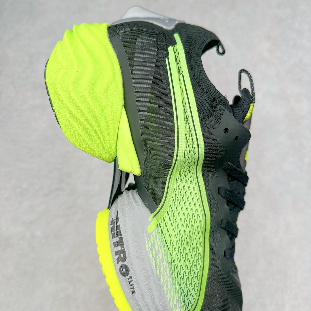 图片[6]-PUMA Fast-R Nitro Elite 彪马系带织物减震防滑耐磨碳板低帮跑步鞋 1、随着竞速跑鞋市场竞争愈发激烈，多数品牌都已经告别了材料和科技堆砌的阶段，进入到在已有科技基础上的精细研磨阶段，如何将新的材料和技术用更合理的工艺为跑鞋带来卓越性能和轻弹脚感成为主要趋势，经过一年的沉淀迭代，PUMA 最新一代比赛日竞速鞋 FAST-R 2 NITRO™ ELITE 正式发布。 2、昨日的蒸蒸日上迎新跑中，沙宇超和陈为芬二人上脚的正是这款鞋，这也是 Fast-R 2 在国内的首次亮相。 3、日本最负盛名的国民接力赛事箱根驿传 100 周年的比赛激战正酣，PUMA 为此也特意推出了 1000 双限量版配色 Fast-R 2 NITRO™ Elite Ekiden Rush。 4、跑野开箱的正是其中一双，箱根无弱旅，在今天的箱根驿传比赛中，参赛队伍立教大学（Rikkyo Univeristy）正是由 PUMA 赞助，这双箱根款鞋身外侧有明显的箱根 100 周年标志，鞋身内侧的接力襷带，则是与赛场上奔跑的立教大学队员们参赛服装的主题色紫色一致，这一设计也扣住了箱根驿传的精华，那就是年轻人最纯粹的极速奔跑以及在一根襷带上的母校荣耀。 5、整体外观方面，前后跟分离式的标志性设计得到延续，中间则是通过 PWRPLATE 碳板相互连接，但这一代碳板延伸面积扩展至脚趾外侧区域，增加了触地面积和区间，为跑动带来更好过渡并在离地时提供更强推动力。 6、厚度方面，Fast-R 2 鞋底厚度顶到了符合正式比赛规定的最大厚度（40 mm）限值，由此得到了缓震与回弹性能最大限度的提升。 7、中底方面，采用 PUMA 最顶级的 NITRO™ ELITE 氮气缓震科技，保证缓冲的基础上追求极致轻量化，与前代产品相比，Fast-R 2 能量存储增加 22%，能量回馈增加46%。 8、两个数值的大幅提升带来的脚感会截然不同，Fast-R 2 有着更轻盈且更经济的跑动反馈，用一个直观数据量化：对一位 230 的马拉松选手来说，这双鞋能节省 1 分 23 秒的完赛时间。 9、鞋面方面，采用新一代 ULTRAWEAVE 鞋面，比上一代鞋面材料轻 20%，内侧仍旧搭载 PWRTAPE 加强筋，确保跑动过程中的轻盈贴合与稳固支撑。 10、大底方面，PUMAGRIP 外底可以应对不同路面，水泥路、柏油路、湿滑地面都有出色的止滑和抓地性能。 11、穿上这双 Fast-R 2，在比赛日也能跑出美洲狮一样迅捷的步伐。 尺码：36 36.5 37.5 38 38.5 39 40 40.5 41 42 42.5 43 44 44.5 45-选品中心