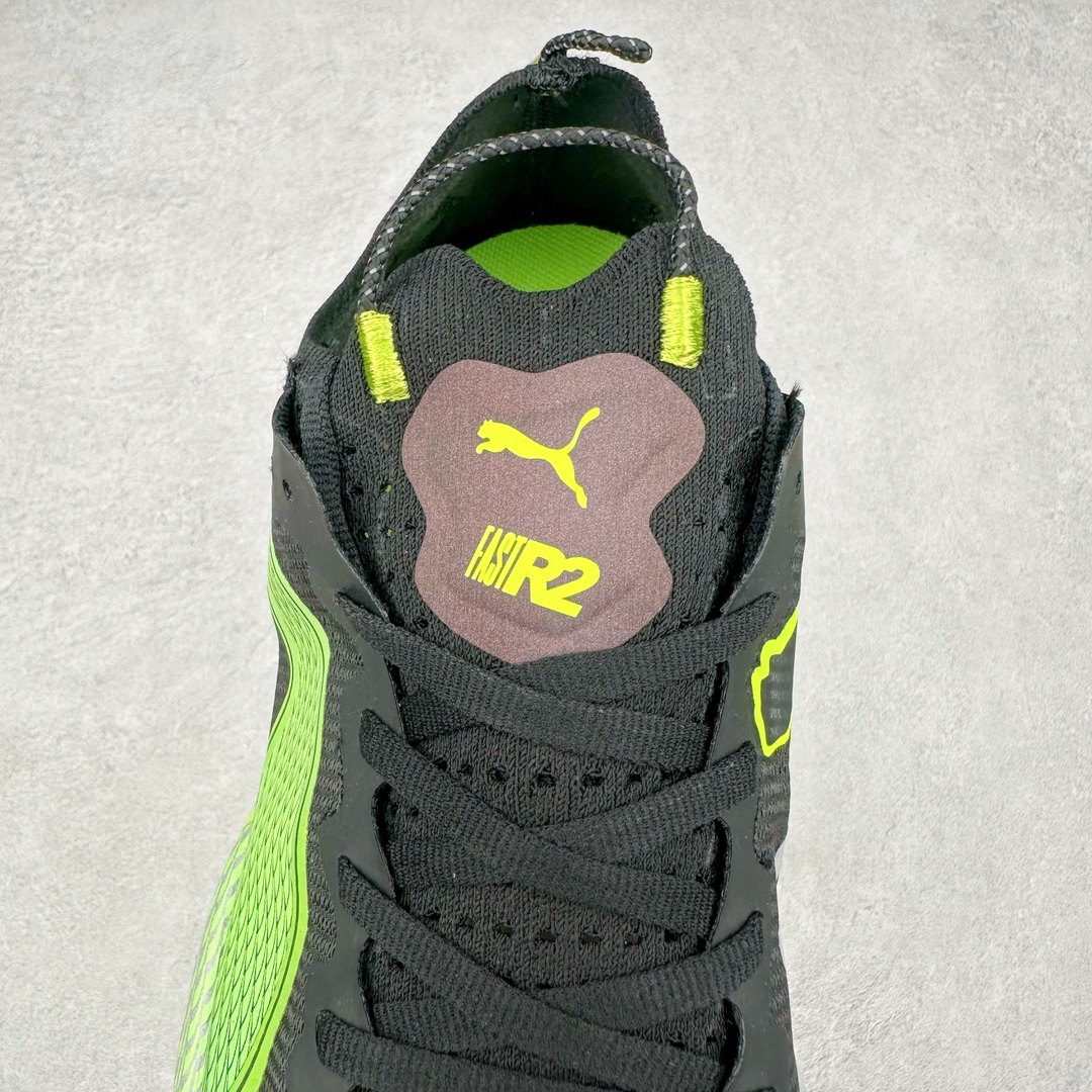 图片[5]-PUMA Fast-R Nitro Elite 彪马系带织物减震防滑耐磨碳板低帮跑步鞋 1、随着竞速跑鞋市场竞争愈发激烈，多数品牌都已经告别了材料和科技堆砌的阶段，进入到在已有科技基础上的精细研磨阶段，如何将新的材料和技术用更合理的工艺为跑鞋带来卓越性能和轻弹脚感成为主要趋势，经过一年的沉淀迭代，PUMA 最新一代比赛日竞速鞋 FAST-R 2 NITRO™ ELITE 正式发布。 2、昨日的蒸蒸日上迎新跑中，沙宇超和陈为芬二人上脚的正是这款鞋，这也是 Fast-R 2 在国内的首次亮相。 3、日本最负盛名的国民接力赛事箱根驿传 100 周年的比赛激战正酣，PUMA 为此也特意推出了 1000 双限量版配色 Fast-R 2 NITRO™ Elite Ekiden Rush。 4、跑野开箱的正是其中一双，箱根无弱旅，在今天的箱根驿传比赛中，参赛队伍立教大学（Rikkyo Univeristy）正是由 PUMA 赞助，这双箱根款鞋身外侧有明显的箱根 100 周年标志，鞋身内侧的接力襷带，则是与赛场上奔跑的立教大学队员们参赛服装的主题色紫色一致，这一设计也扣住了箱根驿传的精华，那就是年轻人最纯粹的极速奔跑以及在一根襷带上的母校荣耀。 5、整体外观方面，前后跟分离式的标志性设计得到延续，中间则是通过 PWRPLATE 碳板相互连接，但这一代碳板延伸面积扩展至脚趾外侧区域，增加了触地面积和区间，为跑动带来更好过渡并在离地时提供更强推动力。 6、厚度方面，Fast-R 2 鞋底厚度顶到了符合正式比赛规定的最大厚度（40 mm）限值，由此得到了缓震与回弹性能最大限度的提升。 7、中底方面，采用 PUMA 最顶级的 NITRO™ ELITE 氮气缓震科技，保证缓冲的基础上追求极致轻量化，与前代产品相比，Fast-R 2 能量存储增加 22%，能量回馈增加46%。 8、两个数值的大幅提升带来的脚感会截然不同，Fast-R 2 有着更轻盈且更经济的跑动反馈，用一个直观数据量化：对一位 230 的马拉松选手来说，这双鞋能节省 1 分 23 秒的完赛时间。 9、鞋面方面，采用新一代 ULTRAWEAVE 鞋面，比上一代鞋面材料轻 20%，内侧仍旧搭载 PWRTAPE 加强筋，确保跑动过程中的轻盈贴合与稳固支撑。 10、大底方面，PUMAGRIP 外底可以应对不同路面，水泥路、柏油路、湿滑地面都有出色的止滑和抓地性能。 11、穿上这双 Fast-R 2，在比赛日也能跑出美洲狮一样迅捷的步伐。 尺码：36 36.5 37.5 38 38.5 39 40 40.5 41 42 42.5 43 44 44.5 45-选品中心