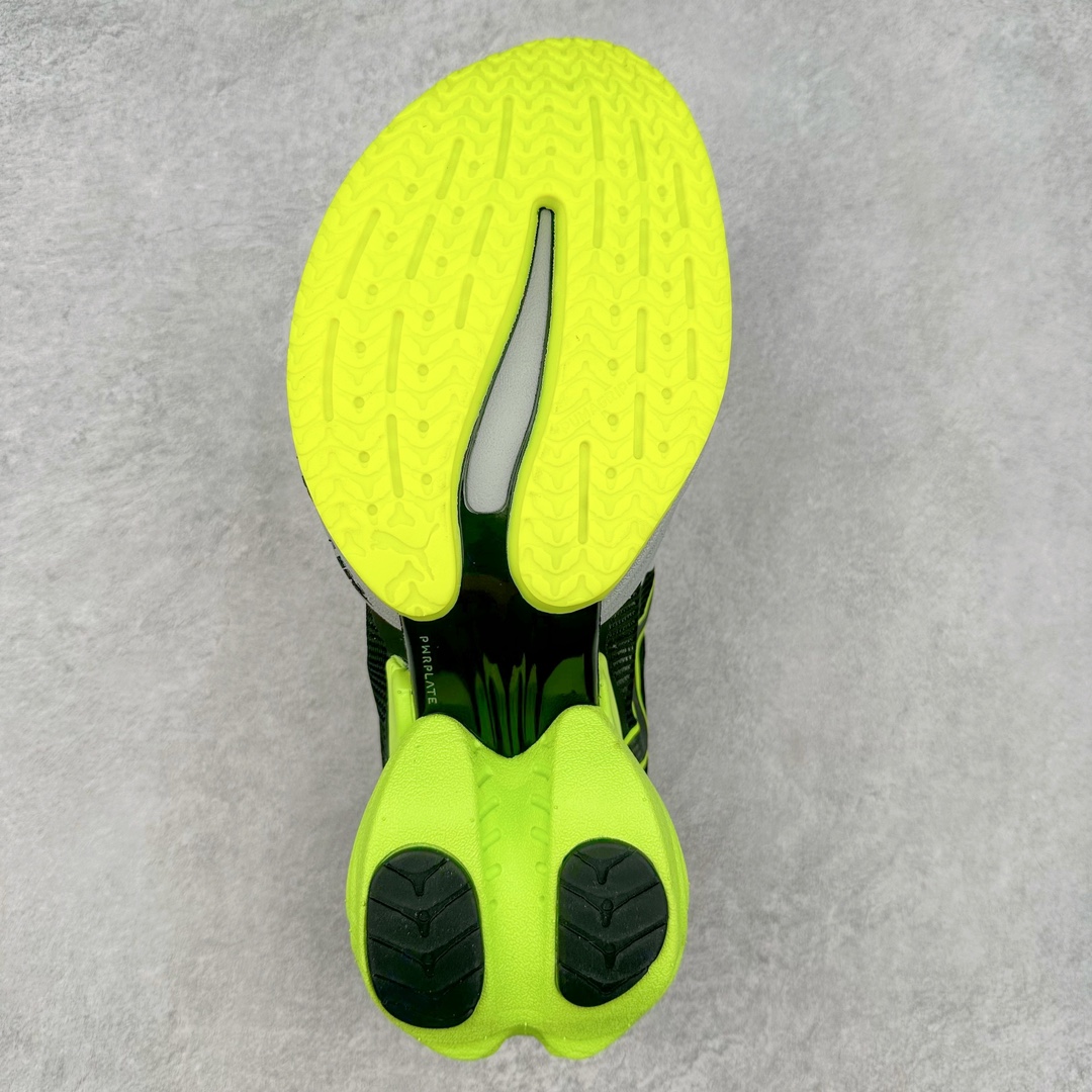图片[9]-PUMA Fast-R Nitro Elite 彪马系带织物减震防滑耐磨碳板低帮跑步鞋 1、随着竞速跑鞋市场竞争愈发激烈，多数品牌都已经告别了材料和科技堆砌的阶段，进入到在已有科技基础上的精细研磨阶段，如何将新的材料和技术用更合理的工艺为跑鞋带来卓越性能和轻弹脚感成为主要趋势，经过一年的沉淀迭代，PUMA 最新一代比赛日竞速鞋 FAST-R 2 NITRO™ ELITE 正式发布。 2、昨日的蒸蒸日上迎新跑中，沙宇超和陈为芬二人上脚的正是这款鞋，这也是 Fast-R 2 在国内的首次亮相。 3、日本最负盛名的国民接力赛事箱根驿传 100 周年的比赛激战正酣，PUMA 为此也特意推出了 1000 双限量版配色 Fast-R 2 NITRO™ Elite Ekiden Rush。 4、跑野开箱的正是其中一双，箱根无弱旅，在今天的箱根驿传比赛中，参赛队伍立教大学（Rikkyo Univeristy）正是由 PUMA 赞助，这双箱根款鞋身外侧有明显的箱根 100 周年标志，鞋身内侧的接力襷带，则是与赛场上奔跑的立教大学队员们参赛服装的主题色紫色一致，这一设计也扣住了箱根驿传的精华，那就是年轻人最纯粹的极速奔跑以及在一根襷带上的母校荣耀。 5、整体外观方面，前后跟分离式的标志性设计得到延续，中间则是通过 PWRPLATE 碳板相互连接，但这一代碳板延伸面积扩展至脚趾外侧区域，增加了触地面积和区间，为跑动带来更好过渡并在离地时提供更强推动力。 6、厚度方面，Fast-R 2 鞋底厚度顶到了符合正式比赛规定的最大厚度（40 mm）限值，由此得到了缓震与回弹性能最大限度的提升。 7、中底方面，采用 PUMA 最顶级的 NITRO™ ELITE 氮气缓震科技，保证缓冲的基础上追求极致轻量化，与前代产品相比，Fast-R 2 能量存储增加 22%，能量回馈增加46%。 8、两个数值的大幅提升带来的脚感会截然不同，Fast-R 2 有着更轻盈且更经济的跑动反馈，用一个直观数据量化：对一位 230 的马拉松选手来说，这双鞋能节省 1 分 23 秒的完赛时间。 9、鞋面方面，采用新一代 ULTRAWEAVE 鞋面，比上一代鞋面材料轻 20%，内侧仍旧搭载 PWRTAPE 加强筋，确保跑动过程中的轻盈贴合与稳固支撑。 10、大底方面，PUMAGRIP 外底可以应对不同路面，水泥路、柏油路、湿滑地面都有出色的止滑和抓地性能。 11、穿上这双 Fast-R 2，在比赛日也能跑出美洲狮一样迅捷的步伐。 尺码：36 36.5 37.5 38 38.5 39 40 40.5 41 42 42.5 43 44 44.5 45-选品中心