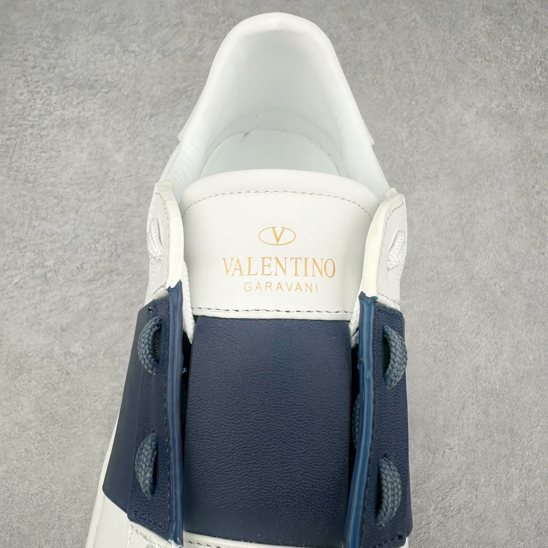 图片[5]-海淘代购版 Valentino 华伦天奴 Rockstud untitled 休铆钉小白鞋 杨洋 关晓彤等众多明星同款 软羊皮低帮运动鞋 经典百搭款绗缝格纹与铆钉 打造瞩目朋克风格 考究皮质构塑和简洁轮廓 流畅的线条奠定酷感基调 装饰金属质感橡胶效果 背面与鞋舌装饰 穿出了不一样的随性和时髦 阿那亚大秀可谓是刷爆了时尚圈 鞋面全油边 面料：定制牛皮+独家开模TPU大底 全套包装 尺码：39 40 41 42 43 44-选品中心