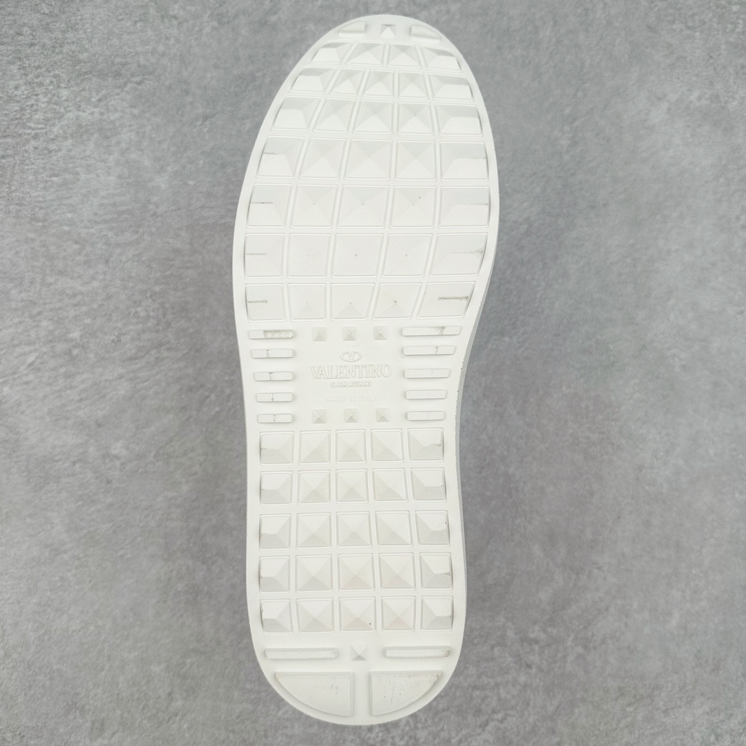 图片[9]-海淘代购版 Valentino 华伦天奴 Rockstud untitled 休铆钉小白鞋 杨洋 关晓彤等众多明星同款 软羊皮低帮运动鞋 经典百搭款绗缝格纹与铆钉 打造瞩目朋克风格 考究皮质构塑和简洁轮廓 流畅的线条奠定酷感基调 装饰金属质感橡胶效果 背面与鞋舌装饰 穿出了不一样的随性和时髦 阿那亚大秀可谓是刷爆了时尚圈 鞋面全油边 面料：定制牛皮+独家开模TPU大底 全套包装 尺码：39 40 41 42 43 44-选品中心