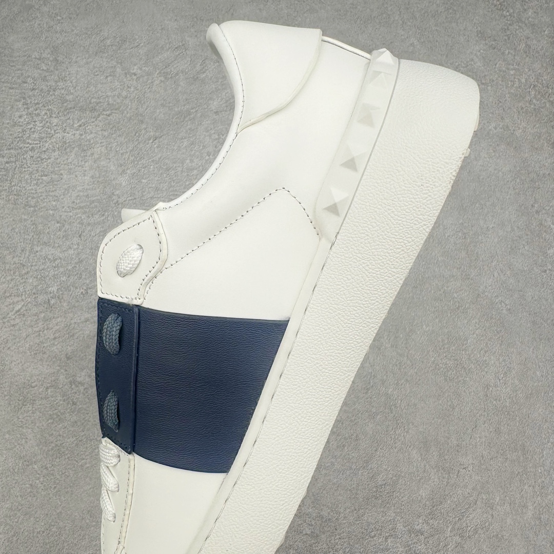 图片[7]-海淘代购版 Valentino 华伦天奴 Rockstud untitled 休铆钉小白鞋 杨洋 关晓彤等众多明星同款 软羊皮低帮运动鞋 经典百搭款绗缝格纹与铆钉 打造瞩目朋克风格 考究皮质构塑和简洁轮廓 流畅的线条奠定酷感基调 装饰金属质感橡胶效果 背面与鞋舌装饰 穿出了不一样的随性和时髦 阿那亚大秀可谓是刷爆了时尚圈 鞋面全油边 面料：定制牛皮+独家开模TPU大底 全套包装 尺码：39 40 41 42 43 44-选品中心