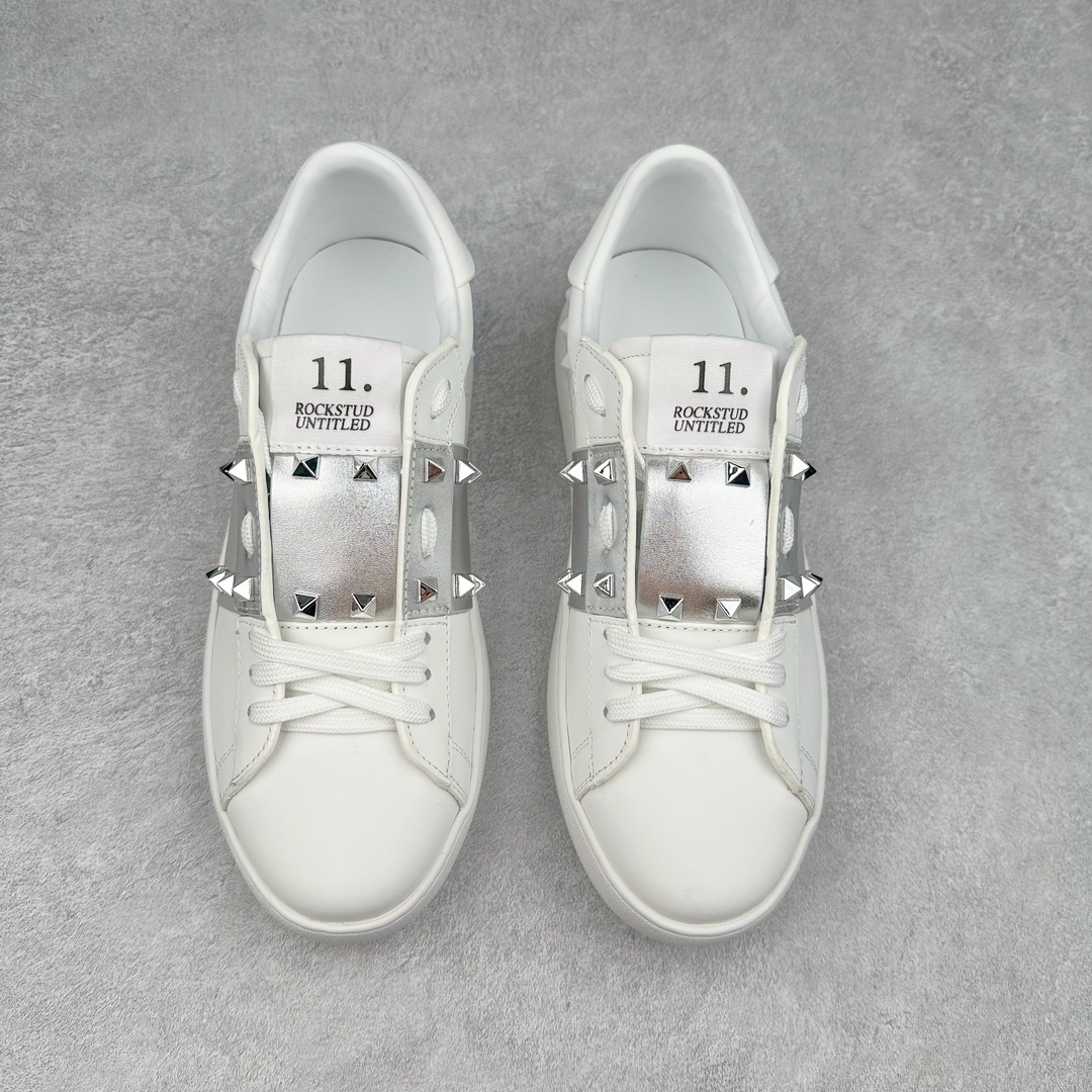 图片[2]-海淘代购版 Valentino 华伦天奴 Rockstud untitled 休铆钉小白鞋 杨洋 关晓彤等众多明星同款 软羊皮低帮运动鞋 经典百搭款绗缝格纹与铆钉 打造瞩目朋克风格 考究皮质构塑和简洁轮廓 流畅的线条奠定酷感基调 装饰金属质感橡胶效果 背面与鞋舌装饰 穿出了不一样的随性和时髦 阿那亚大秀可谓是刷爆了时尚圈 鞋面全油边 面料：定制牛皮+独家开模TPU大底 全套包装 尺码：39 40 41 42 43 44-选品中心