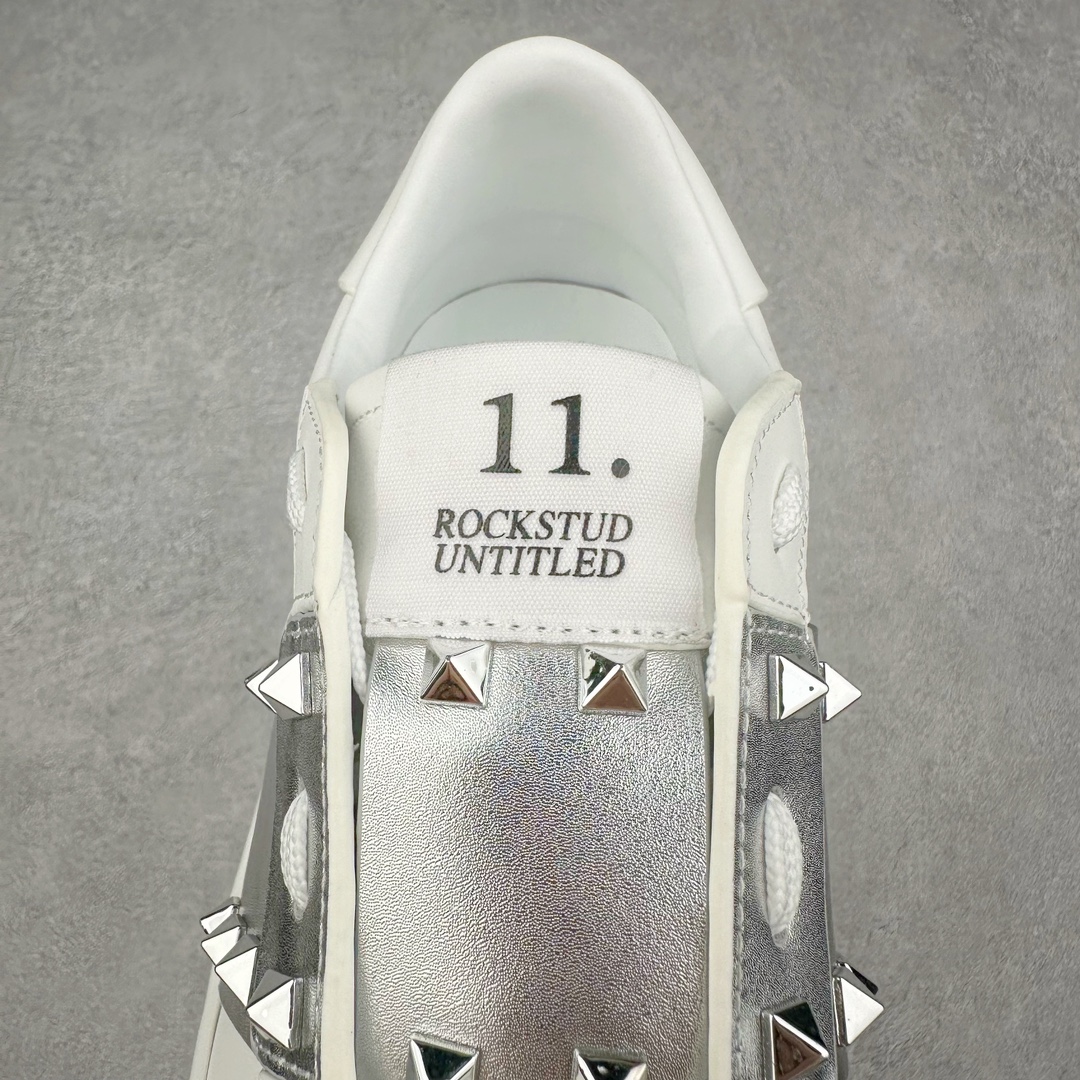 图片[5]-海淘代购版 Valentino 华伦天奴 Rockstud untitled 休铆钉小白鞋 杨洋 关晓彤等众多明星同款 软羊皮低帮运动鞋 经典百搭款绗缝格纹与铆钉 打造瞩目朋克风格 考究皮质构塑和简洁轮廓 流畅的线条奠定酷感基调 装饰金属质感橡胶效果 背面与鞋舌装饰 穿出了不一样的随性和时髦 阿那亚大秀可谓是刷爆了时尚圈 鞋面全油边 面料：定制牛皮+独家开模TPU大底 全套包装 尺码：39 40 41 42 43 44-选品中心