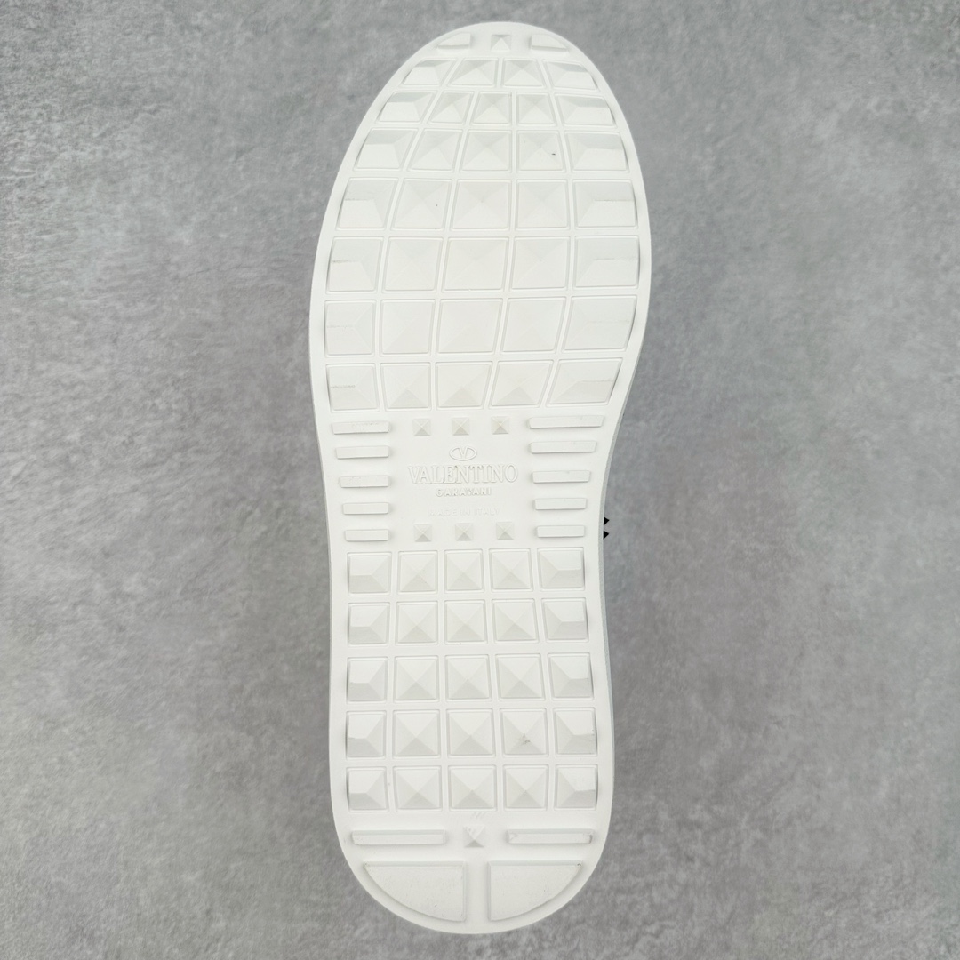 图片[9]-海淘代购版 Valentino 华伦天奴 Rockstud untitled 休铆钉小白鞋 杨洋 关晓彤等众多明星同款 软羊皮低帮运动鞋 经典百搭款绗缝格纹与铆钉 打造瞩目朋克风格 考究皮质构塑和简洁轮廓 流畅的线条奠定酷感基调 装饰金属质感橡胶效果 背面与鞋舌装饰 穿出了不一样的随性和时髦 阿那亚大秀可谓是刷爆了时尚圈 鞋面全油边 面料：定制牛皮+独家开模TPU大底 全套包装 尺码：39 40 41 42 43 44-选品中心