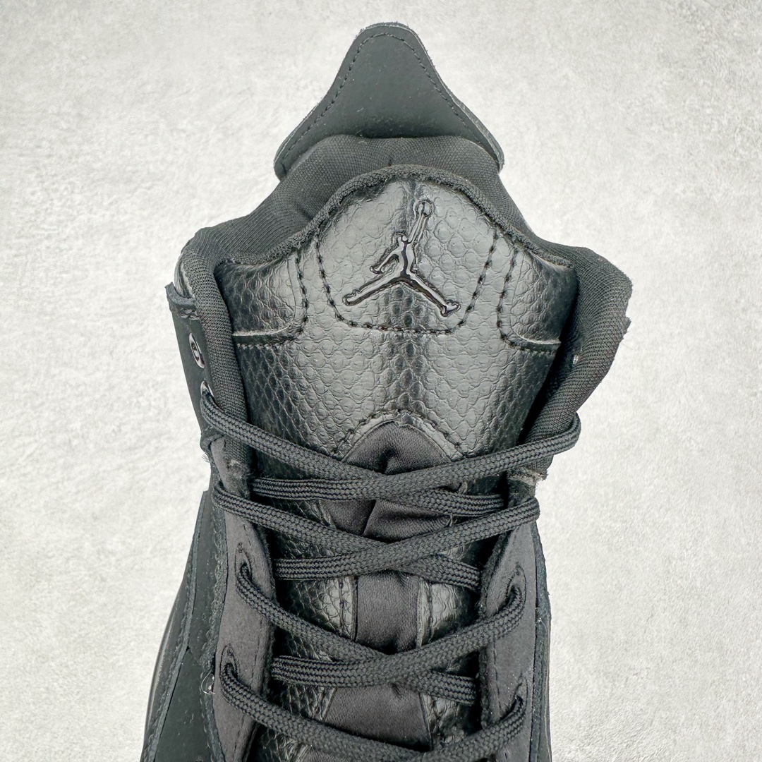 图片[5]-＃福利特价 Air Jordan Courtside AJ23 简版中帮复古休闲运动文化篮球鞋 作为AJ3到AJ4之间的过渡产品，之所以被称为AJ3的简版，它们的造型非常的相似但是也有一些差异，鞋面采用耐磨的牛剖层和人造革鞋面搭配，后跟可以明显看见Air Max气垫。出色的包裹效果让鞋子脚感非常舒适，也让脚掌以及脚面更加的贴合鞋子，在双脚落地产生冲击力的同时，可视气垫可以有效减缓力道，提高鞋子整体的稳定性，既能起到减震的作用，又能保证双足舒适的脚感。另外，灵敏的Phylon中底以及鞋帮的设计，锁住双足，也为前掌提供了有效的包裹。内衬部分采用了透气的织物材料，为脚部的舒适脚感提供了充足的条件。最后就是大底部分，大底采用的是橡胶材质，无论是日常压马路还是简单的运动，都是可以驾驭，鞋底水波纹以及其他不规则图案，也保障了鞋子充足的防滑性以及耐磨性。尺码：36 36.5 37.5 38 38.5 39 40 40.5 41 42 42.5 43 44 44.5 45-选品中心