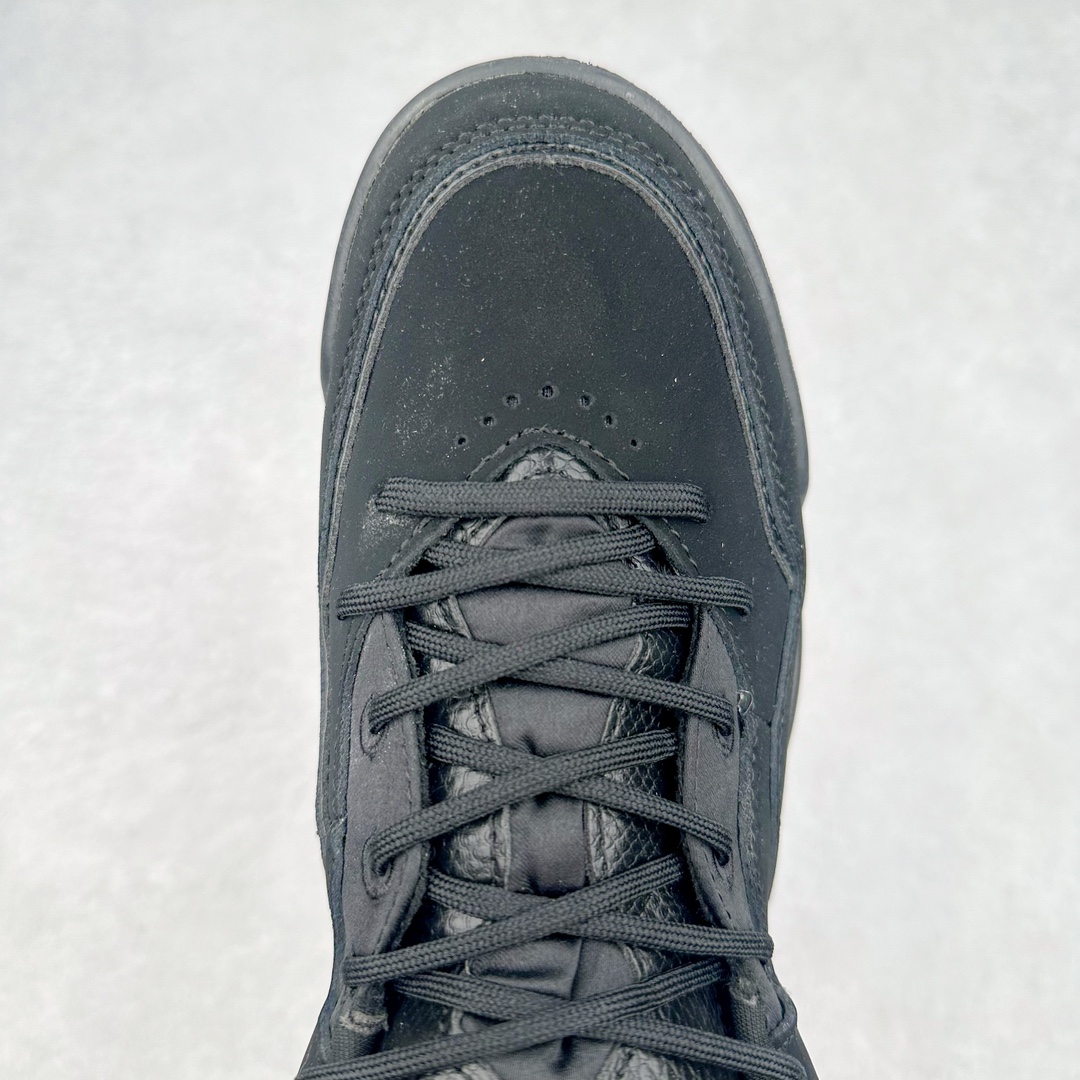 图片[4]-＃福利特价 Air Jordan Courtside AJ23 简版中帮复古休闲运动文化篮球鞋 作为AJ3到AJ4之间的过渡产品，之所以被称为AJ3的简版，它们的造型非常的相似但是也有一些差异，鞋面采用耐磨的牛剖层和人造革鞋面搭配，后跟可以明显看见Air Max气垫。出色的包裹效果让鞋子脚感非常舒适，也让脚掌以及脚面更加的贴合鞋子，在双脚落地产生冲击力的同时，可视气垫可以有效减缓力道，提高鞋子整体的稳定性，既能起到减震的作用，又能保证双足舒适的脚感。另外，灵敏的Phylon中底以及鞋帮的设计，锁住双足，也为前掌提供了有效的包裹。内衬部分采用了透气的织物材料，为脚部的舒适脚感提供了充足的条件。最后就是大底部分，大底采用的是橡胶材质，无论是日常压马路还是简单的运动，都是可以驾驭，鞋底水波纹以及其他不规则图案，也保障了鞋子充足的防滑性以及耐磨性。尺码：36 36.5 37.5 38 38.5 39 40 40.5 41 42 42.5 43 44 44.5 45-选品中心