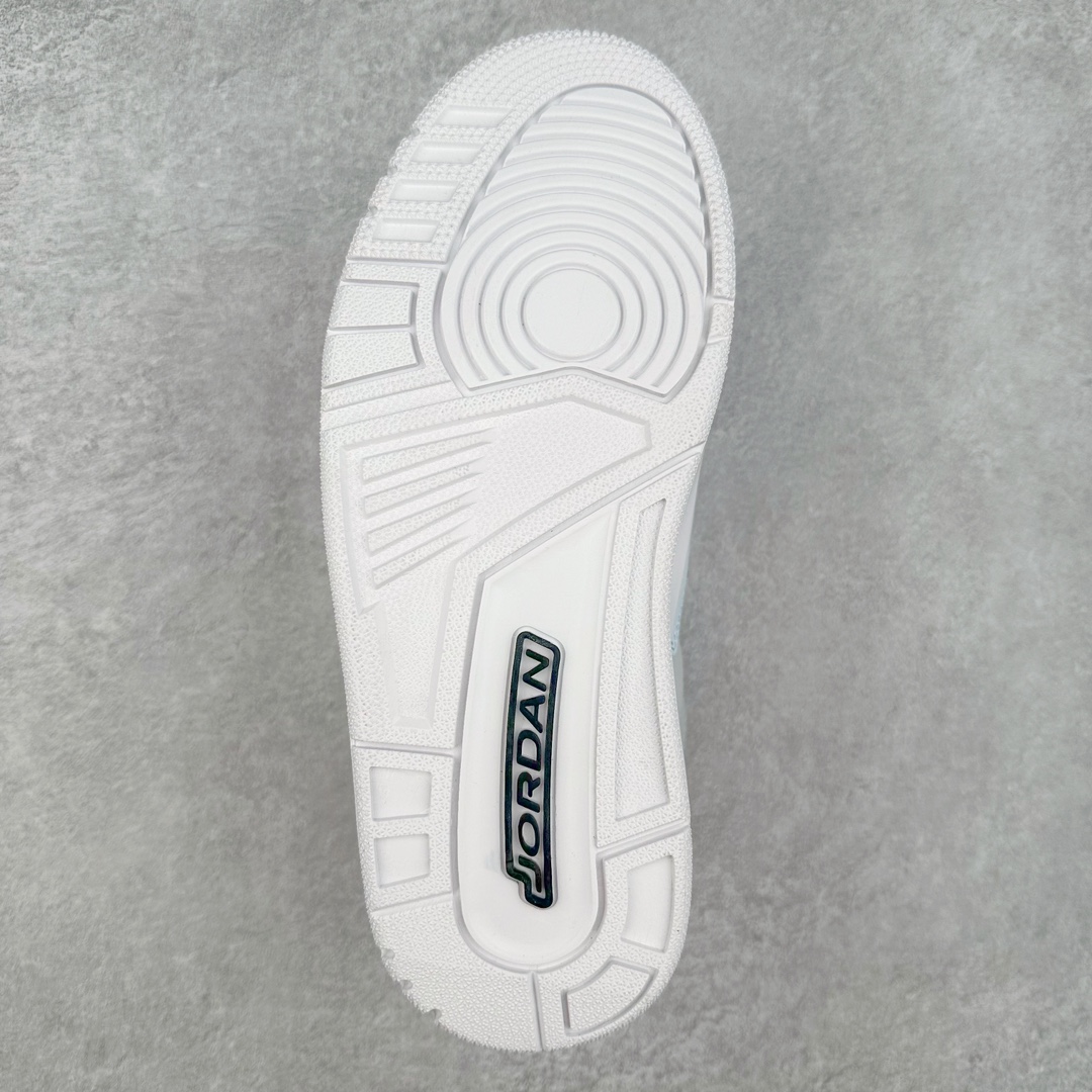 图片[9]-＃福利特价 Air Jordan Courtside AJ23 简版中帮复古休闲运动文化篮球鞋 作为AJ3到AJ4之间的过渡产品，之所以被称为AJ3的简版，它们的造型非常的相似但是也有一些差异，鞋面采用耐磨的牛剖层和人造革鞋面搭配，后跟可以明显看见Air Max气垫。出色的包裹效果让鞋子脚感非常舒适，也让脚掌以及脚面更加的贴合鞋子，在双脚落地产生冲击力的同时，可视气垫可以有效减缓力道，提高鞋子整体的稳定性，既能起到减震的作用，又能保证双足舒适的脚感。另外，灵敏的Phylon中底以及鞋帮的设计，锁住双足，也为前掌提供了有效的包裹。内衬部分采用了透气的织物材料，为脚部的舒适脚感提供了充足的条件。最后就是大底部分，大底采用的是橡胶材质，无论是日常压马路还是简单的运动，都是可以驾驭，鞋底水波纹以及其他不规则图案，也保障了鞋子充足的防滑性以及耐磨性。尺码：36 36.5 37.5 38 38.5 39 40 40.5 41 42 42.5 43 44 45-选品中心