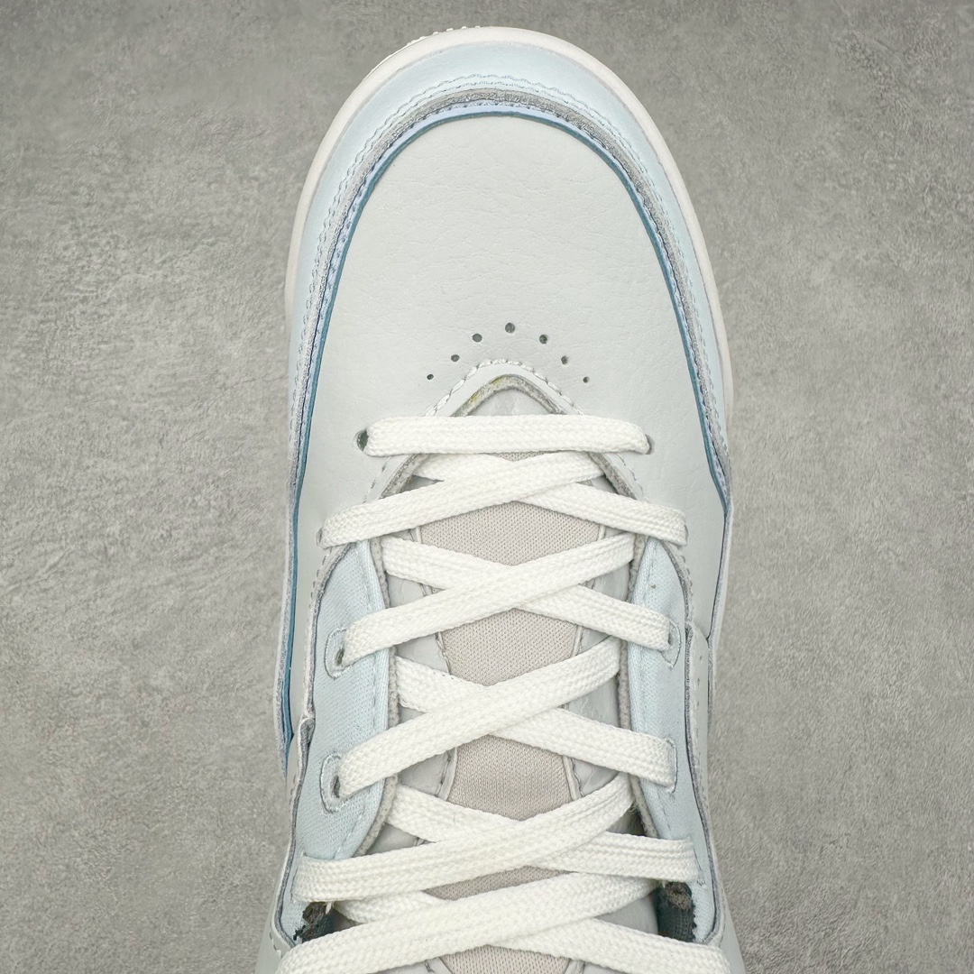 图片[4]-＃福利特价 Air Jordan Courtside AJ23 简版中帮复古休闲运动文化篮球鞋 作为AJ3到AJ4之间的过渡产品，之所以被称为AJ3的简版，它们的造型非常的相似但是也有一些差异，鞋面采用耐磨的牛剖层和人造革鞋面搭配，后跟可以明显看见Air Max气垫。出色的包裹效果让鞋子脚感非常舒适，也让脚掌以及脚面更加的贴合鞋子，在双脚落地产生冲击力的同时，可视气垫可以有效减缓力道，提高鞋子整体的稳定性，既能起到减震的作用，又能保证双足舒适的脚感。另外，灵敏的Phylon中底以及鞋帮的设计，锁住双足，也为前掌提供了有效的包裹。内衬部分采用了透气的织物材料，为脚部的舒适脚感提供了充足的条件。最后就是大底部分，大底采用的是橡胶材质，无论是日常压马路还是简单的运动，都是可以驾驭，鞋底水波纹以及其他不规则图案，也保障了鞋子充足的防滑性以及耐磨性。尺码：36 36.5 37.5 38 38.5 39 40 40.5 41 42 42.5 43 44 45-选品中心