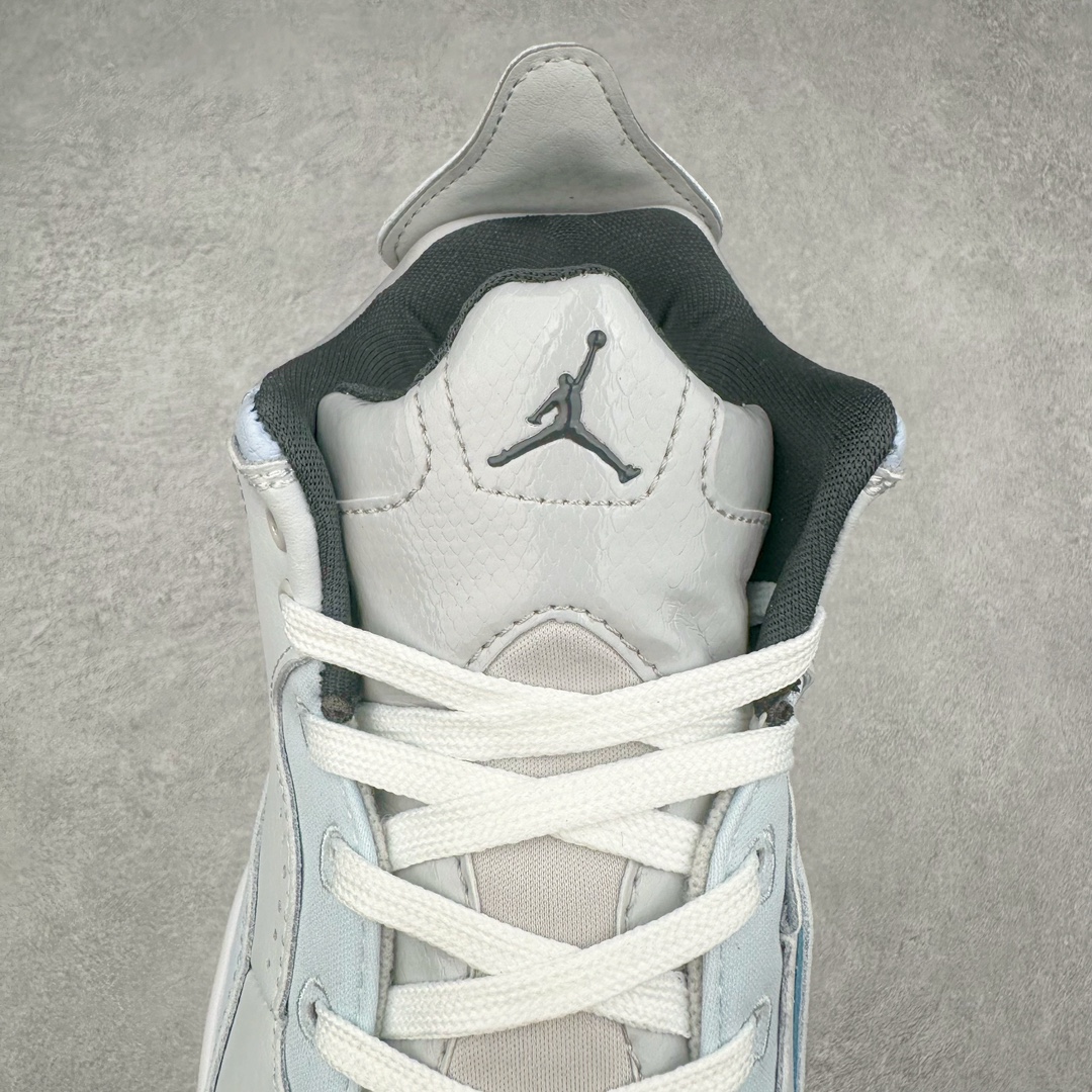 图片[5]-＃福利特价 Air Jordan Courtside AJ23 简版中帮复古休闲运动文化篮球鞋 作为AJ3到AJ4之间的过渡产品，之所以被称为AJ3的简版，它们的造型非常的相似但是也有一些差异，鞋面采用耐磨的牛剖层和人造革鞋面搭配，后跟可以明显看见Air Max气垫。出色的包裹效果让鞋子脚感非常舒适，也让脚掌以及脚面更加的贴合鞋子，在双脚落地产生冲击力的同时，可视气垫可以有效减缓力道，提高鞋子整体的稳定性，既能起到减震的作用，又能保证双足舒适的脚感。另外，灵敏的Phylon中底以及鞋帮的设计，锁住双足，也为前掌提供了有效的包裹。内衬部分采用了透气的织物材料，为脚部的舒适脚感提供了充足的条件。最后就是大底部分，大底采用的是橡胶材质，无论是日常压马路还是简单的运动，都是可以驾驭，鞋底水波纹以及其他不规则图案，也保障了鞋子充足的防滑性以及耐磨性。尺码：36 36.5 37.5 38 38.5 39 40 40.5 41 42 42.5 43 44 45-选品中心