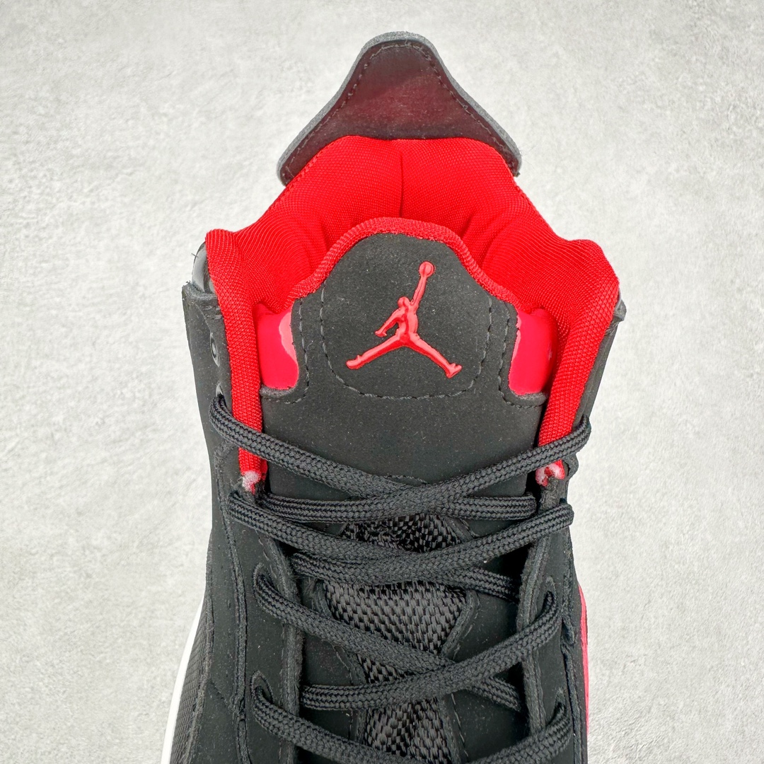 图片[5]-＃福利特价 Air Jordan Courtside AJ23 简版中帮复古休闲运动文化篮球鞋 作为AJ3到AJ4之间的过渡产品，之所以被称为AJ3的简版，它们的造型非常的相似但是也有一些差异，鞋面采用耐磨的牛剖层和人造革鞋面搭配，后跟可以明显看见Air Max气垫。出色的包裹效果让鞋子脚感非常舒适，也让脚掌以及脚面更加的贴合鞋子，在双脚落地产生冲击力的同时，可视气垫可以有效减缓力道，提高鞋子整体的稳定性，既能起到减震的作用，又能保证双足舒适的脚感。另外，灵敏的Phylon中底以及鞋帮的设计，锁住双足，也为前掌提供了有效的包裹。内衬部分采用了透气的织物材料，为脚部的舒适脚感提供了充足的条件。最后就是大底部分，大底采用的是橡胶材质，无论是日常压马路还是简单的运动，都是可以驾驭，鞋底水波纹以及其他不规则图案，也保障了鞋子充足的防滑性以及耐磨性。尺码：36 36.5 37.5 38 38.5 39 40 40.5 41 42 42.5 43 44 44.5 45-选品中心