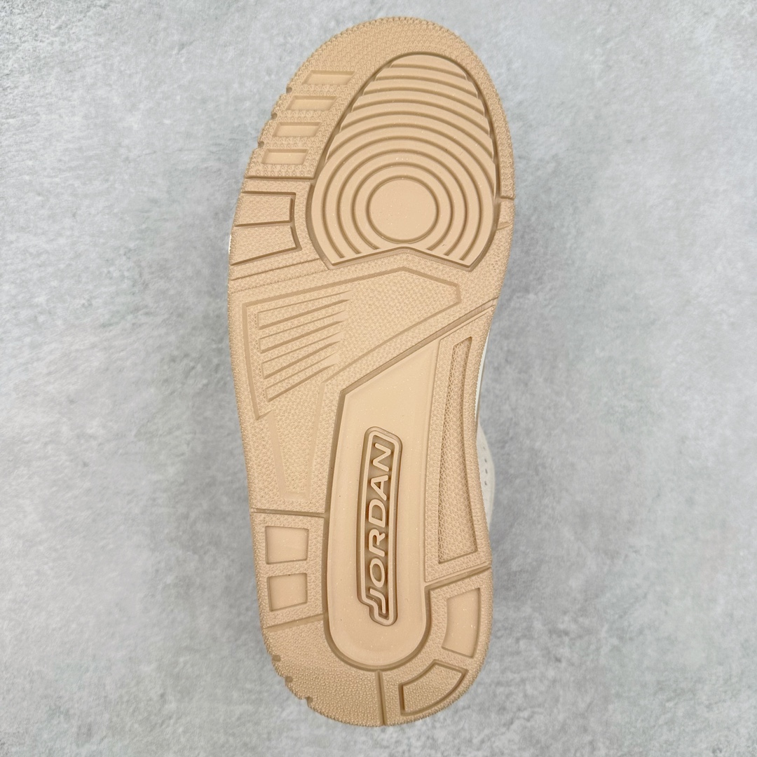 图片[9]-＃福利特价 Air Jordan Courtside AJ23 简版中帮复古休闲运动文化篮球鞋 作为AJ3到AJ4之间的过渡产品，之所以被称为AJ3的简版，它们的造型非常的相似但是也有一些差异，鞋面采用耐磨的牛剖层和人造革鞋面搭配，后跟可以明显看见Air Max气垫。出色的包裹效果让鞋子脚感非常舒适，也让脚掌以及脚面更加的贴合鞋子，在双脚落地产生冲击力的同时，可视气垫可以有效减缓力道，提高鞋子整体的稳定性，既能起到减震的作用，又能保证双足舒适的脚感。另外，灵敏的Phylon中底以及鞋帮的设计，锁住双足，也为前掌提供了有效的包裹。内衬部分采用了透气的织物材料，为脚部的舒适脚感提供了充足的条件。最后就是大底部分，大底采用的是橡胶材质，无论是日常压马路还是简单的运动，都是可以驾驭，鞋底水波纹以及其他不规则图案，也保障了鞋子充足的防滑性以及耐磨性。尺码：36 36.5 37.5 38 38.5 39 40 40.5 41 42 42.5 43 44 44.5 45-选品中心