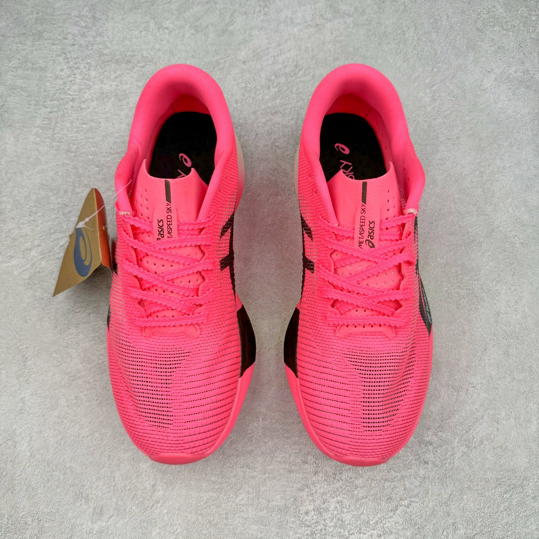 图片[2]-Asics Metaspeed Sky 亚瑟士全面进化版竞速马拉松系列低帮轻量透气缓震休闲运动跑步鞋 这款Magic Speed跑鞋使用了亚瑟士的多项跑鞋科技，中底为2020年才出现在大众视野的FF Blast，这款中底为EVA和OBC混合发泡而来，相比之前的Flytefoam中底，这款材料在缓震和回弹性能上的表现更好，更加软弹。在中底前掌位置内嵌了不对称的碳板结构，这个碳板不是为了推进的目的，而是让前掌不要形变，维持前掌弧度，保证GuideSole科技在跑步过程中发挥作用。尺码：36 36.5 37.5 38 38.5 39 40 40.5 41 42 42.5 43 44 44.5 45-选品中心