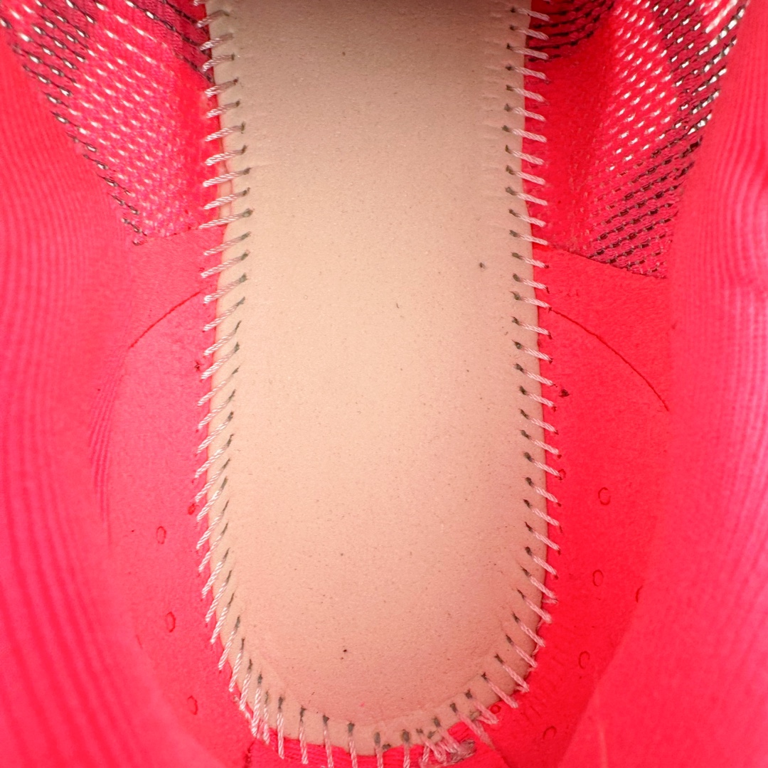 图片[10]-Asics Metaspeed Sky 亚瑟士全面进化版竞速马拉松系列低帮轻量透气缓震休闲运动跑步鞋 这款Magic Speed跑鞋使用了亚瑟士的多项跑鞋科技，中底为2020年才出现在大众视野的FF Blast，这款中底为EVA和OBC混合发泡而来，相比之前的Flytefoam中底，这款材料在缓震和回弹性能上的表现更好，更加软弹。在中底前掌位置内嵌了不对称的碳板结构，这个碳板不是为了推进的目的，而是让前掌不要形变，维持前掌弧度，保证GuideSole科技在跑步过程中发挥作用。尺码：36 36.5 37.5 38 38.5 39 40 40.5 41 42 42.5 43 44 44.5 45-选品中心