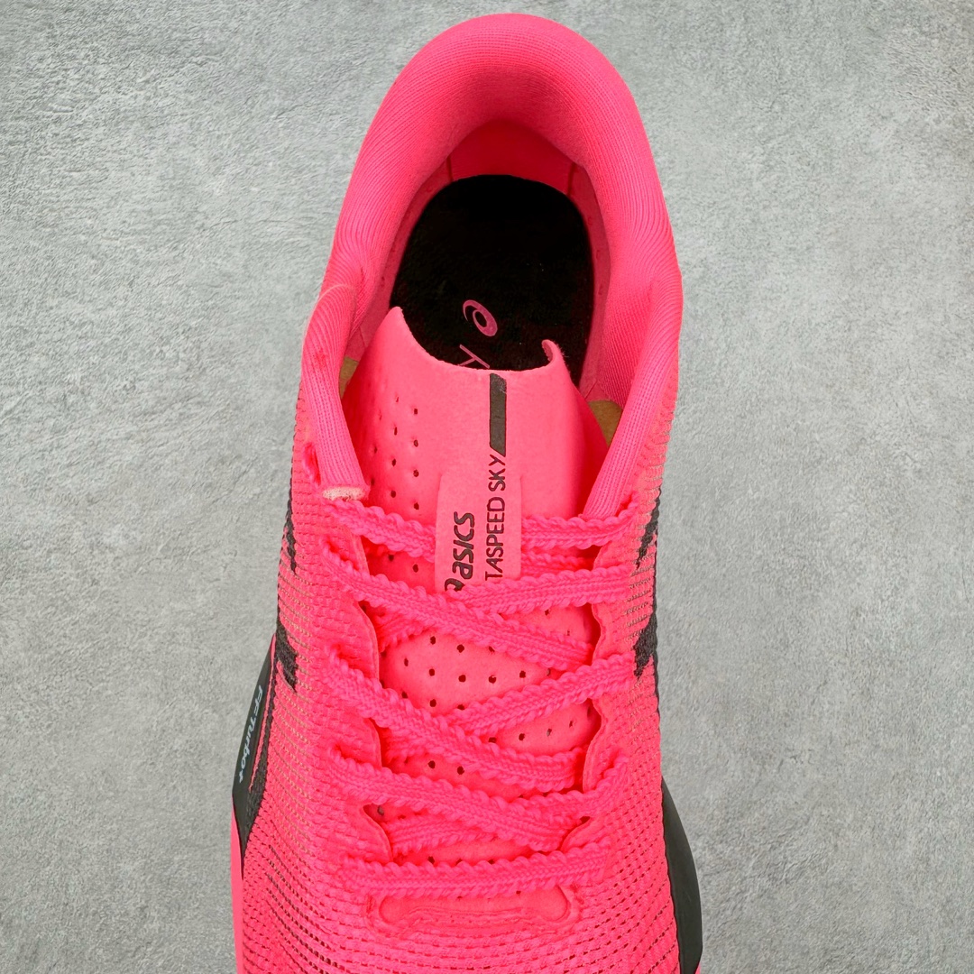 图片[5]-Asics Metaspeed Sky 亚瑟士全面进化版竞速马拉松系列低帮轻量透气缓震休闲运动跑步鞋 这款Magic Speed跑鞋使用了亚瑟士的多项跑鞋科技，中底为2020年才出现在大众视野的FF Blast，这款中底为EVA和OBC混合发泡而来，相比之前的Flytefoam中底，这款材料在缓震和回弹性能上的表现更好，更加软弹。在中底前掌位置内嵌了不对称的碳板结构，这个碳板不是为了推进的目的，而是让前掌不要形变，维持前掌弧度，保证GuideSole科技在跑步过程中发挥作用。尺码：36 36.5 37.5 38 38.5 39 40 40.5 41 42 42.5 43 44 44.5 45-选品中心