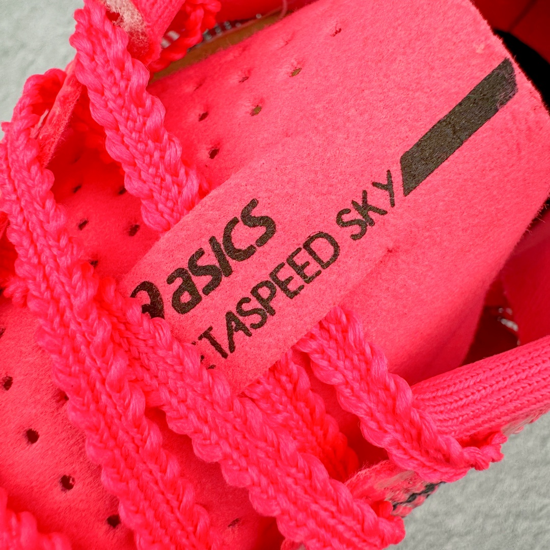 图片[12]-Asics Metaspeed Sky 亚瑟士全面进化版竞速马拉松系列低帮轻量透气缓震休闲运动跑步鞋 这款Magic Speed跑鞋使用了亚瑟士的多项跑鞋科技，中底为2020年才出现在大众视野的FF Blast，这款中底为EVA和OBC混合发泡而来，相比之前的Flytefoam中底，这款材料在缓震和回弹性能上的表现更好，更加软弹。在中底前掌位置内嵌了不对称的碳板结构，这个碳板不是为了推进的目的，而是让前掌不要形变，维持前掌弧度，保证GuideSole科技在跑步过程中发挥作用。尺码：36 36.5 37.5 38 38.5 39 40 40.5 41 42 42.5 43 44 44.5 45-选品中心