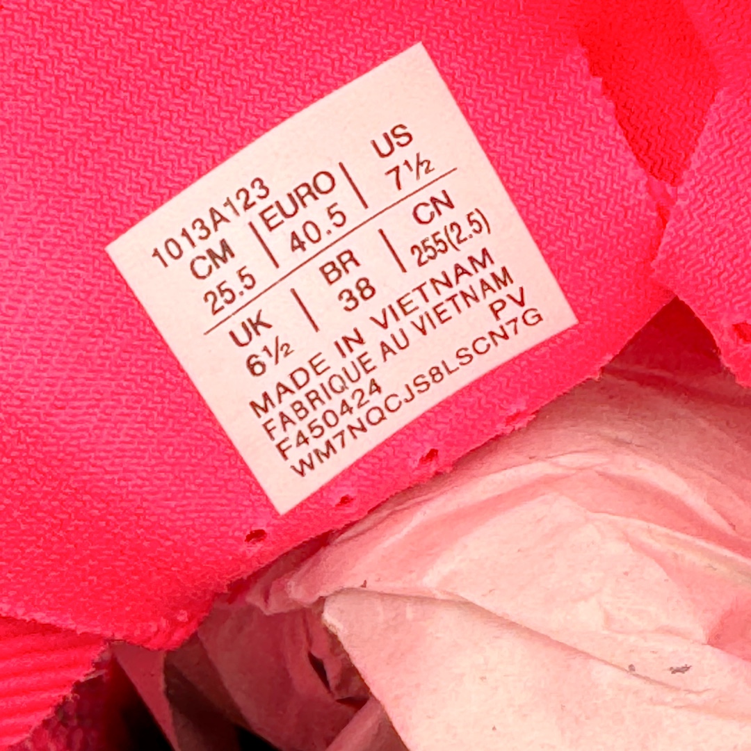 图片[11]-Asics Metaspeed Sky 亚瑟士全面进化版竞速马拉松系列低帮轻量透气缓震休闲运动跑步鞋 这款Magic Speed跑鞋使用了亚瑟士的多项跑鞋科技，中底为2020年才出现在大众视野的FF Blast，这款中底为EVA和OBC混合发泡而来，相比之前的Flytefoam中底，这款材料在缓震和回弹性能上的表现更好，更加软弹。在中底前掌位置内嵌了不对称的碳板结构，这个碳板不是为了推进的目的，而是让前掌不要形变，维持前掌弧度，保证GuideSole科技在跑步过程中发挥作用。尺码：36 36.5 37.5 38 38.5 39 40 40.5 41 42 42.5 43 44 44.5 45-选品中心