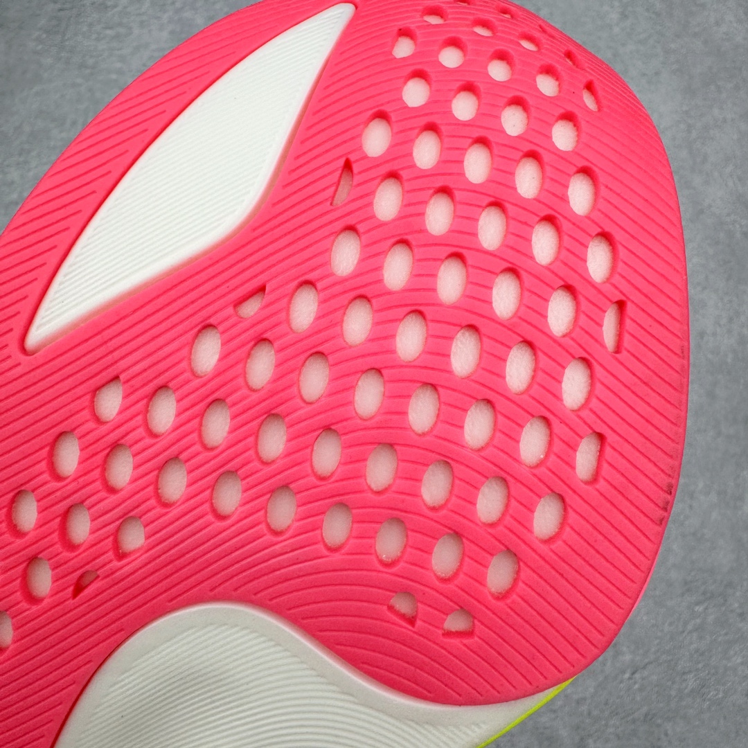 图片[17]-Asics Metaspeed Sky 亚瑟士全面进化版竞速马拉松系列低帮轻量透气缓震休闲运动跑步鞋 这款Magic Speed跑鞋使用了亚瑟士的多项跑鞋科技，中底为2020年才出现在大众视野的FF Blast，这款中底为EVA和OBC混合发泡而来，相比之前的Flytefoam中底，这款材料在缓震和回弹性能上的表现更好，更加软弹。在中底前掌位置内嵌了不对称的碳板结构，这个碳板不是为了推进的目的，而是让前掌不要形变，维持前掌弧度，保证GuideSole科技在跑步过程中发挥作用。尺码：36 36.5 37.5 38 38.5 39 40 40.5 41 42 42.5 43 44 44.5 45-选品中心