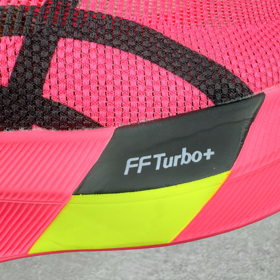 图片[15]-Asics Metaspeed Sky 亚瑟士全面进化版竞速马拉松系列低帮轻量透气缓震休闲运动跑步鞋 这款Magic Speed跑鞋使用了亚瑟士的多项跑鞋科技，中底为2020年才出现在大众视野的FF Blast，这款中底为EVA和OBC混合发泡而来，相比之前的Flytefoam中底，这款材料在缓震和回弹性能上的表现更好，更加软弹。在中底前掌位置内嵌了不对称的碳板结构，这个碳板不是为了推进的目的，而是让前掌不要形变，维持前掌弧度，保证GuideSole科技在跑步过程中发挥作用。尺码：36 36.5 37.5 38 38.5 39 40 40.5 41 42 42.5 43 44 44.5 45-选品中心