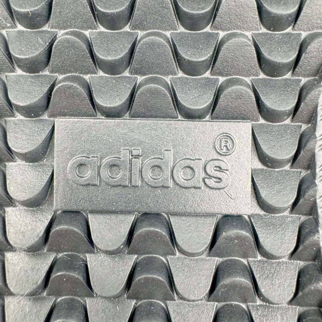 图片[22]-＃HP纯原 AD Original Samba OG 复古经典轻便板鞋 黑白熊猫 JP5282 头层牛皮加持 正确烫金高频细节 原装纳米超迁皮料 独家私模橡胶大底 原盒原配 这款桑巴鞋展示了高质量的工艺 带有装饰的超锁缝制和无缝的手感 柔软、柔软的皮革造型和标志性的3条纹完成了精致的外观 正规合身鞋带 鞋面上有绒面鞋垫 橡胶鞋底 享受正畸套筒软感 自50年代首次亮相以来就一直在赢得粉丝的青睐 尺码：36 36.5 37.5 38 38.5 39 40 40.5 41 42 42.5 43 44 44.5 45-选品中心