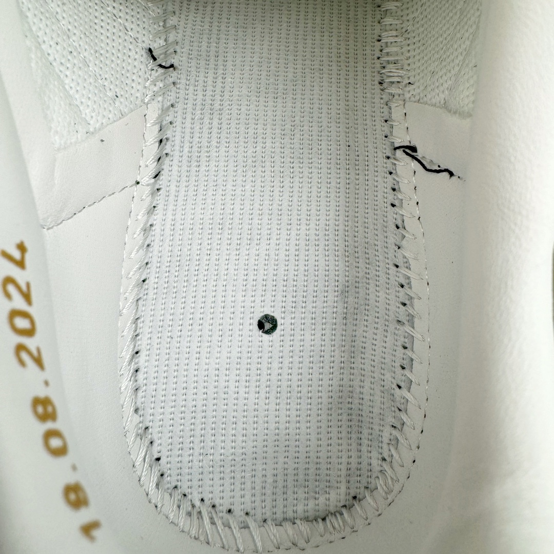 图片[10]-＃HP纯原 AD Original Samba OG 复古经典轻便板鞋 黑白熊猫 JP5282 头层牛皮加持 正确烫金高频细节 原装纳米超迁皮料 独家私模橡胶大底 原盒原配 这款桑巴鞋展示了高质量的工艺 带有装饰的超锁缝制和无缝的手感 柔软、柔软的皮革造型和标志性的3条纹完成了精致的外观 正规合身鞋带 鞋面上有绒面鞋垫 橡胶鞋底 享受正畸套筒软感 自50年代首次亮相以来就一直在赢得粉丝的青睐 尺码：36 36.5 37.5 38 38.5 39 40 40.5 41 42 42.5 43 44 44.5 45-选品中心