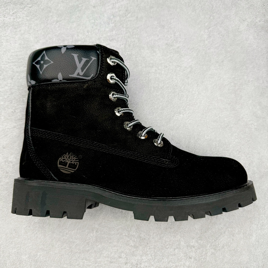 王嘉尔同款纯原 中山大厂出品 Louis Vuitton x Timberland lv王炸联名 Pharrell Williams充分发挥了作为Louis Vuitton创意总监的角色，与户外品牌Timberland展开合作。作为双方合作的开篇之作，这款鞋重新定义了 Timberland 6英寸大黄靴的经典设计 添柏岚/天伯伦 6英寸满印老花大黄靴，致敬1996年Grandmaster Flash经典黄靴造型 原厂五金开模鞋带扣 顶级工艺全新升级 中山大厂代工 原单进口皮料 独立私模大底，正确logo，非市面错误版本 原装一致全头层磨砂皮领口 全牛内里 全新原厂包装鞋盒 市场独家供应 货号： 1AD7YN 尺码：35 36 37 38 39 40 41 42 43 44 45-选品中心