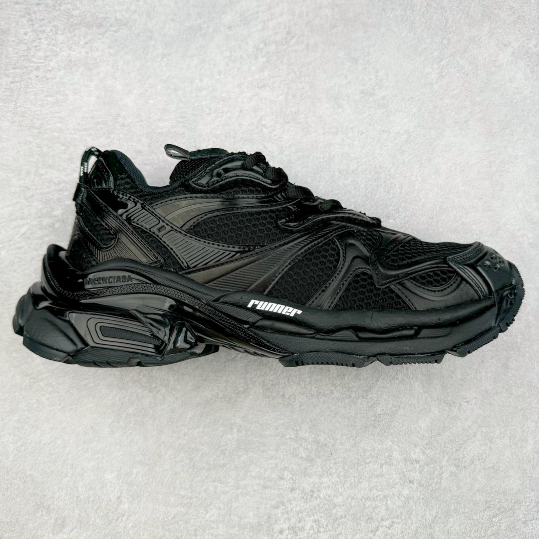 ＃纯原 BALENCIAGA Runner Sneaker 巴黎世家七代慢跑系列低帮复古野跑潮流运动鞋老爹鞋 尼龙和网布材质 磨损效果 鞋头边缘印有尺码 背面浮印尺码 外侧印有跑者徽标 鞋舌刺绣 Balenciaga 品牌标识 鞋跟背面 Balenciaga品牌标识 材质采用65%聚氨酯、35%聚酯纤维 全新 Runner 鞋型轮廓借鉴于 2000 年初的复古线条 搭载大网眼面料制成鞋面基础，由粉色、白色尼龍与橡胶质地覆盖鞋面诠释线条感 当中透过几道手缝线与折损痕更是精准的掌握历经时间淬炼的破旧痕迹 延续其手法至鞋领、鞋跟、鞋带、中底等部分均饰有破损及脏污之貌 尤其是鞋领处与鞋带孔眼条更是采用不规则做旧技术将内容物泡棉随机露出 尺码：35 36 37 38 39 40 41 42 43 44 45 46-选品中心