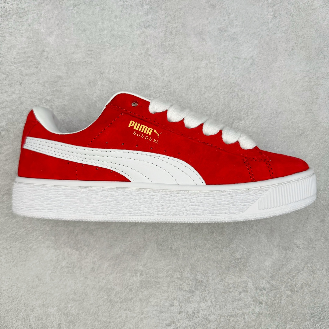 PUMA SUEDE XL 彪马新款面包鞋男女同款复古休闲板鞋 赠送一双鞋带 鞋身通体采用细腻的麂皮材质 厚实柔软 质感出众 鞋侧保留PUMA标志性跑道图案 侧面与后跟点缀金属色PUMA LOGO 兼具辨识度与细节感 加厚鞋垫、饱满鞋舌 搭配加宽扁形鞋带 使得穿着感更加贴合与舒适 值得一提的是 本季SUEDE XL鞋款以黑色、红色及蓝色最为瞩目 经典黑的配色 在低调之余可轻松驾驭任何潮流风格造型 而高饱和度的配色 则是当之无愧的早春出街利器。货号： 395205 尺码：36 37 37.5 38 38.5 39 40 40.5 41 42 42.5 43 44 45-选品中心
