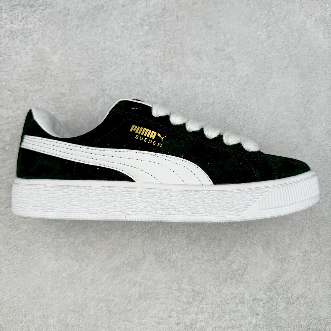 PUMA SUEDE XL 彪马新款面包鞋男女同款复古休闲板鞋 赠送一双鞋带 鞋身通体采用细腻的麂皮材质 厚实柔软 质感出众 鞋侧保留PUMA标志性跑道图案 侧面与后跟点缀金属色PUMA LOGO 兼具辨识度与细节感 加厚鞋垫、饱满鞋舌 搭配加宽扁形鞋带 使得穿着感更加贴合与舒适 值得一提的是 本季SUEDE XL鞋款以黑色、红色及蓝色最为瞩目 经典黑的配色 在低调之余可轻松驾驭任何潮流风格造型 而高饱和度的配色 则是当之无愧的早春出街利器。货号： 395205 尺码：36 37 37.5 38 38.5 39 40 40.5 41 42 42.5 43 44 45-选品中心