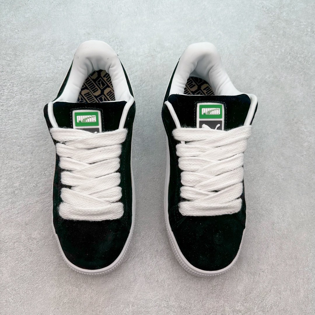 图片[2]-PUMA SUEDE XL 彪马新款面包鞋男女同款复古休闲板鞋 赠送一双鞋带 鞋身通体采用细腻的麂皮材质 厚实柔软 质感出众 鞋侧保留PUMA标志性跑道图案 侧面与后跟点缀金属色PUMA LOGO 兼具辨识度与细节感 加厚鞋垫、饱满鞋舌 搭配加宽扁形鞋带 使得穿着感更加贴合与舒适 值得一提的是 本季SUEDE XL鞋款以黑色、红色及蓝色最为瞩目 经典黑的配色 在低调之余可轻松驾驭任何潮流风格造型 而高饱和度的配色 则是当之无愧的早春出街利器。货号： 395205 尺码：36 37 37.5 38 38.5 39 40 40.5 41 42 42.5 43 44 45-选品中心