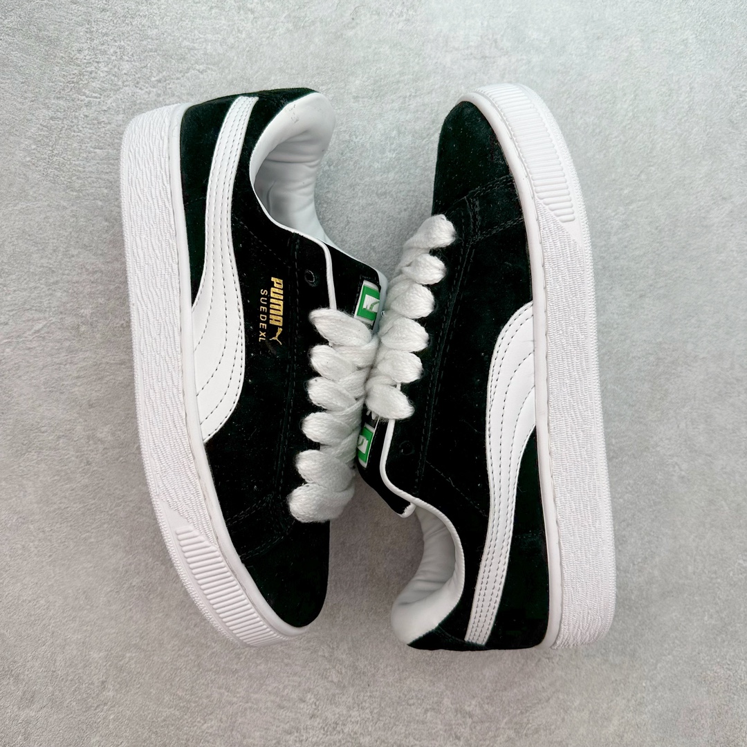 图片[3]-PUMA SUEDE XL 彪马新款面包鞋男女同款复古休闲板鞋 赠送一双鞋带 鞋身通体采用细腻的麂皮材质 厚实柔软 质感出众 鞋侧保留PUMA标志性跑道图案 侧面与后跟点缀金属色PUMA LOGO 兼具辨识度与细节感 加厚鞋垫、饱满鞋舌 搭配加宽扁形鞋带 使得穿着感更加贴合与舒适 值得一提的是 本季SUEDE XL鞋款以黑色、红色及蓝色最为瞩目 经典黑的配色 在低调之余可轻松驾驭任何潮流风格造型 而高饱和度的配色 则是当之无愧的早春出街利器。货号： 395205 尺码：36 37 37.5 38 38.5 39 40 40.5 41 42 42.5 43 44 45-选品中心