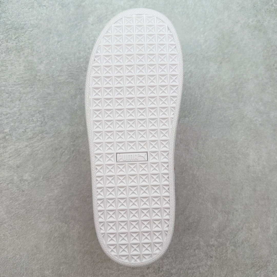 图片[9]-PUMA SUEDE XL 彪马新款面包鞋男女同款复古休闲板鞋 赠送一双鞋带 鞋身通体采用细腻的麂皮材质 厚实柔软 质感出众 鞋侧保留PUMA标志性跑道图案 侧面与后跟点缀金属色PUMA LOGO 兼具辨识度与细节感 加厚鞋垫、饱满鞋舌 搭配加宽扁形鞋带 使得穿着感更加贴合与舒适 值得一提的是 本季SUEDE XL鞋款以黑色、红色及蓝色最为瞩目 经典黑的配色 在低调之余可轻松驾驭任何潮流风格造型 而高饱和度的配色 则是当之无愧的早春出街利器。货号： 395205 尺码：36 37 37.5 38 38.5 39 40 40.5 41 42 42.5 43 44 45-选品中心