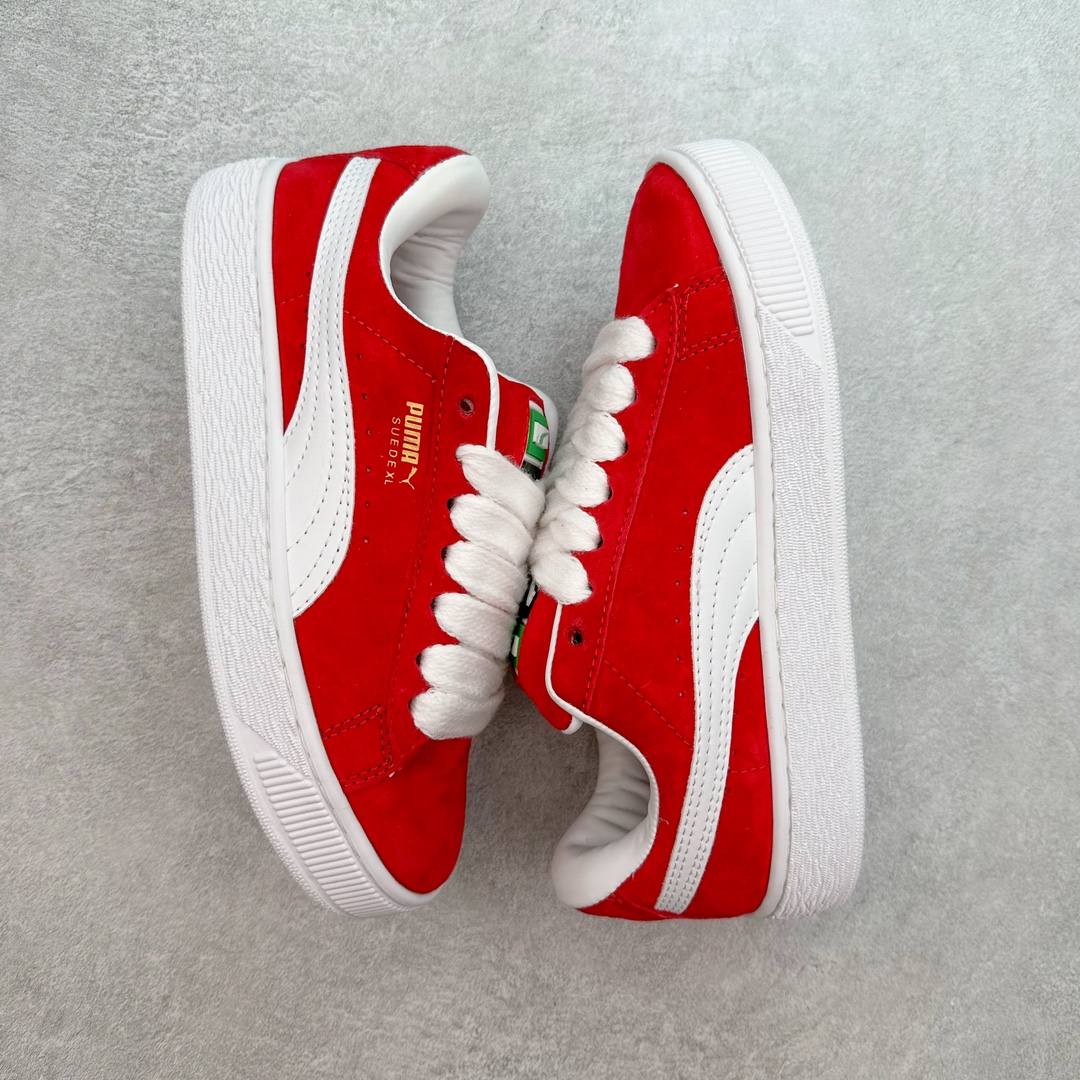 图片[3]-PUMA SUEDE XL 彪马新款面包鞋男女同款复古休闲板鞋 赠送一双鞋带 鞋身通体采用细腻的麂皮材质 厚实柔软 质感出众 鞋侧保留PUMA标志性跑道图案 侧面与后跟点缀金属色PUMA LOGO 兼具辨识度与细节感 加厚鞋垫、饱满鞋舌 搭配加宽扁形鞋带 使得穿着感更加贴合与舒适 值得一提的是 本季SUEDE XL鞋款以黑色、红色及蓝色最为瞩目 经典黑的配色 在低调之余可轻松驾驭任何潮流风格造型 而高饱和度的配色 则是当之无愧的早春出街利器。货号： 395205 尺码：36 37 37.5 38 38.5 39 40 40.5 41 42 42.5 43 44 45-选品中心