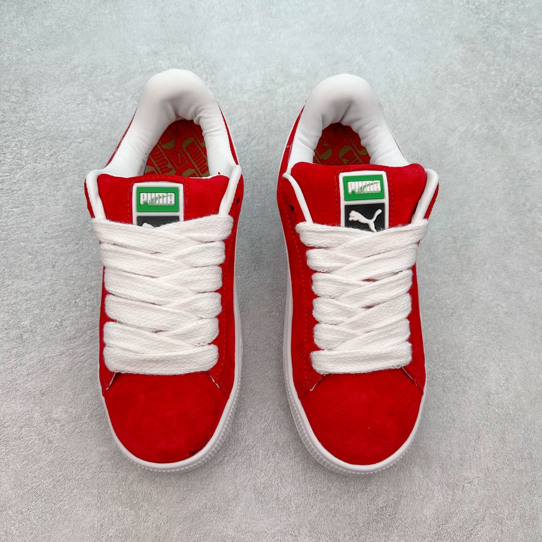 图片[2]-PUMA SUEDE XL 彪马新款面包鞋男女同款复古休闲板鞋 赠送一双鞋带 鞋身通体采用细腻的麂皮材质 厚实柔软 质感出众 鞋侧保留PUMA标志性跑道图案 侧面与后跟点缀金属色PUMA LOGO 兼具辨识度与细节感 加厚鞋垫、饱满鞋舌 搭配加宽扁形鞋带 使得穿着感更加贴合与舒适 值得一提的是 本季SUEDE XL鞋款以黑色、红色及蓝色最为瞩目 经典黑的配色 在低调之余可轻松驾驭任何潮流风格造型 而高饱和度的配色 则是当之无愧的早春出街利器。货号： 395205 尺码：36 37 37.5 38 38.5 39 40 40.5 41 42 42.5 43 44 45-选品中心