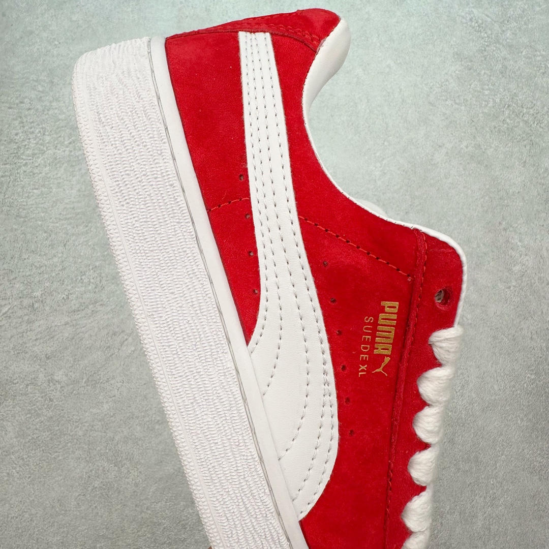 图片[6]-PUMA SUEDE XL 彪马新款面包鞋男女同款复古休闲板鞋 赠送一双鞋带 鞋身通体采用细腻的麂皮材质 厚实柔软 质感出众 鞋侧保留PUMA标志性跑道图案 侧面与后跟点缀金属色PUMA LOGO 兼具辨识度与细节感 加厚鞋垫、饱满鞋舌 搭配加宽扁形鞋带 使得穿着感更加贴合与舒适 值得一提的是 本季SUEDE XL鞋款以黑色、红色及蓝色最为瞩目 经典黑的配色 在低调之余可轻松驾驭任何潮流风格造型 而高饱和度的配色 则是当之无愧的早春出街利器。货号： 395205 尺码：36 37 37.5 38 38.5 39 40 40.5 41 42 42.5 43 44 45-选品中心