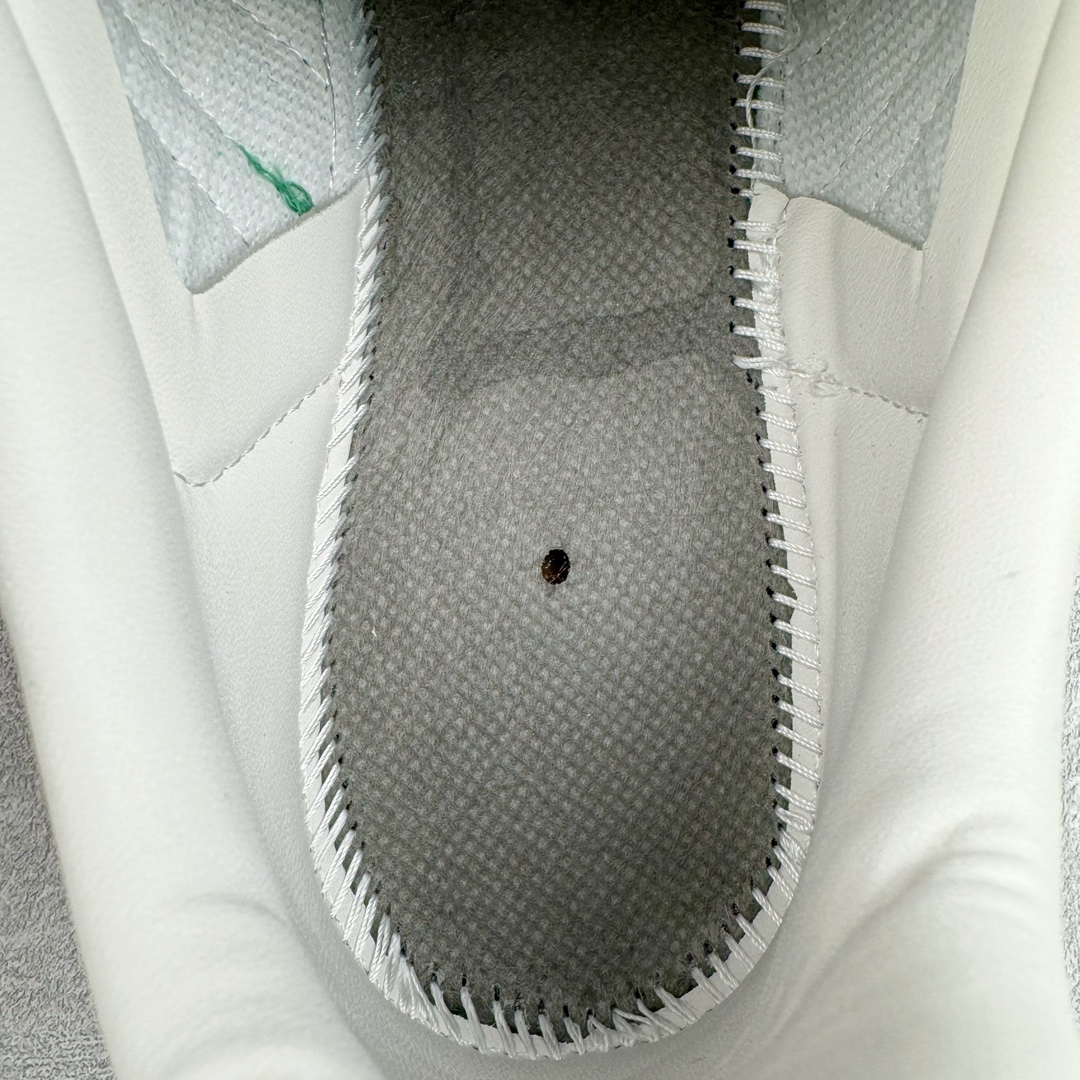 图片[11]-＃HP纯原 AD Original Samba OG 复古经典轻便板鞋 JI3906 头层牛皮加持 正确烫金高频细节 原装纳米超迁皮料 独家私模橡胶大底 原盒原配 这款桑巴鞋展示了高质量的工艺 带有装饰的超锁缝制和无缝的手感 柔软、柔软的皮革造型和标志性的3条纹完成了精致的外观 正规合身鞋带 鞋面上有绒面鞋垫 橡胶鞋底 享受正畸套筒软感 自50年代首次亮相以来就一直在赢得粉丝的青睐 尺码：36 36.5 37.5 38 38.5 39 40 40.5 41 42 42.5 43 44 44.5 45-选品中心