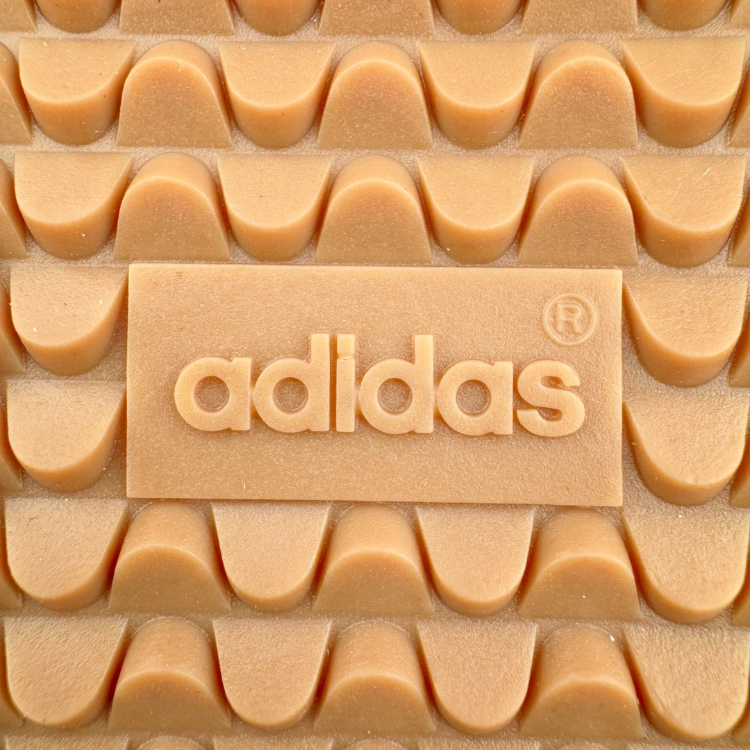 图片[19]-＃HP纯原 AD Original Samba OG 复古经典轻便板鞋 JI3906 头层牛皮加持 正确烫金高频细节 原装纳米超迁皮料 独家私模橡胶大底 原盒原配 这款桑巴鞋展示了高质量的工艺 带有装饰的超锁缝制和无缝的手感 柔软、柔软的皮革造型和标志性的3条纹完成了精致的外观 正规合身鞋带 鞋面上有绒面鞋垫 橡胶鞋底 享受正畸套筒软感 自50年代首次亮相以来就一直在赢得粉丝的青睐 尺码：36 36.5 37.5 38 38.5 39 40 40.5 41 42 42.5 43 44 44.5 45-选品中心