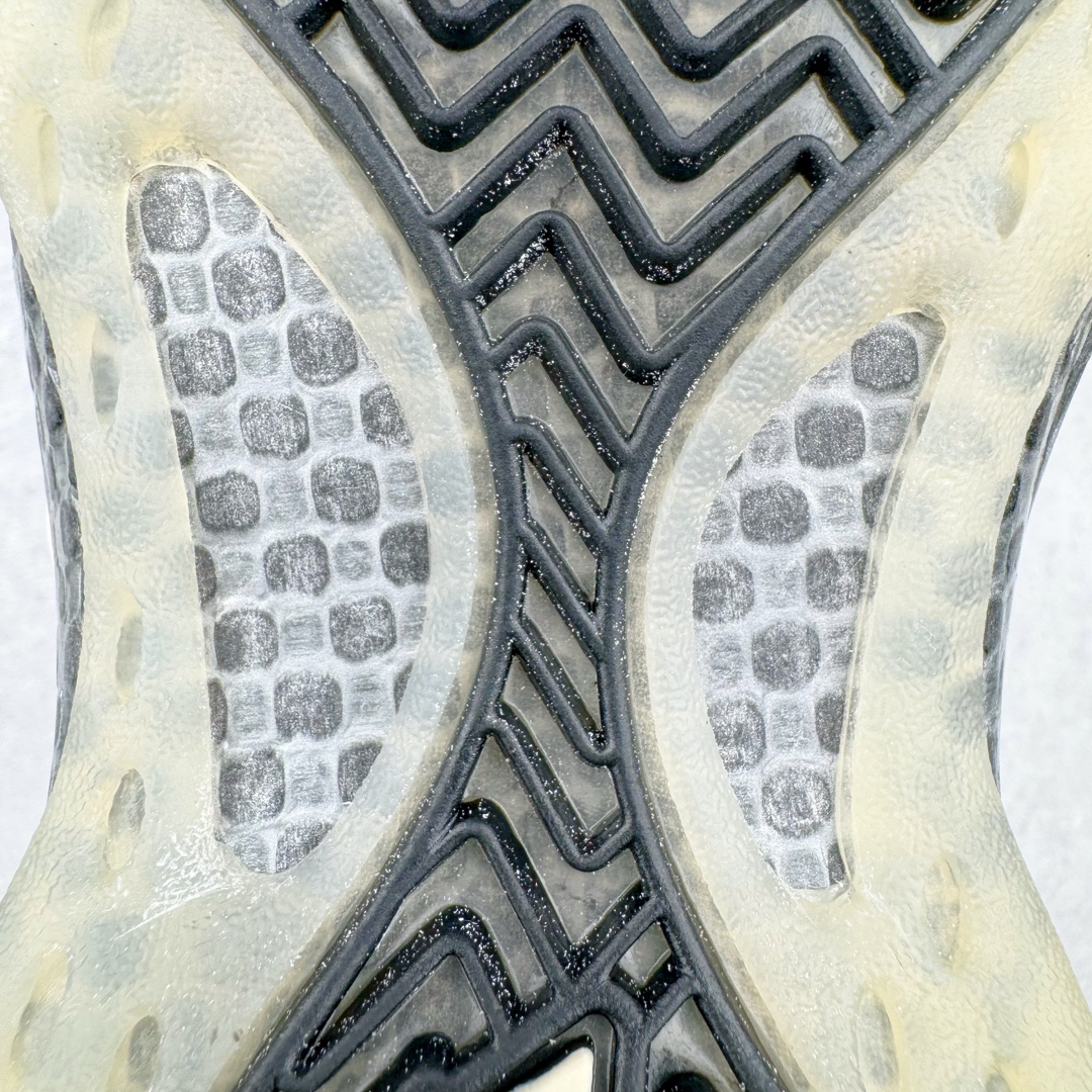 图片[18]-＃纯原特价福利 NK Air Foamposite Pro 奶油喷 FD5855-002 莞产原底面 公司渠道同模具 鞋型发泡360度无死角 双层Zoom气垫植入 中底完美注胶 搭载原厂碳纤维材质 诞生于1997年的NK Air Foamposite系列可以说是整个球鞋历史上最为经典的系列之一 也就是我们常说的“喷”和“泡” 其中“喷”由Foamposite One代言人Penny的英文音译而来 而“泡”则来源于另一款鞋型 Foamposite Pro中\\\”pro\\\”的音译 在诞生初期 由于高昂的造价以及超前的外形 Foamposite系列的反对者不在少数 甚至有人认为这款鞋会毁掉整个球鞋行业 但事实证明这双灵感来自于甲虫 自带“黑科技”鞋面以及双层Zoom+大块碳板的太空球鞋不仅受到了大众的接受与追捧 并且成功的影响了篮球鞋的发展 尺码：38.5 39 40 40.5 41 42 42.5 43 44 44.5 45 46-选品中心