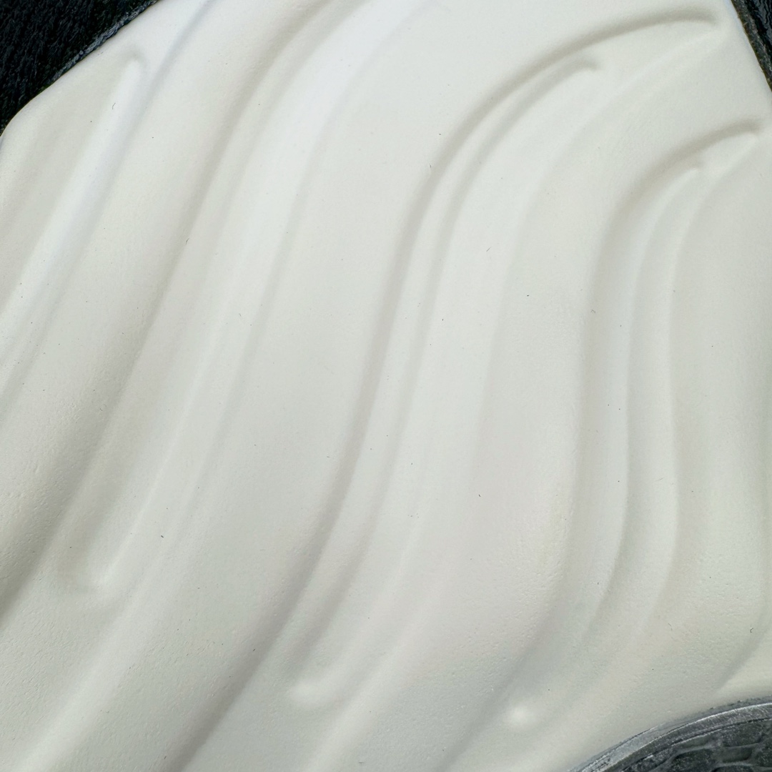 图片[16]-＃纯原特价福利 NK Air Foamposite Pro 奶油喷 FD5855-002 莞产原底面 公司渠道同模具 鞋型发泡360度无死角 双层Zoom气垫植入 中底完美注胶 搭载原厂碳纤维材质 诞生于1997年的NK Air Foamposite系列可以说是整个球鞋历史上最为经典的系列之一 也就是我们常说的“喷”和“泡” 其中“喷”由Foamposite One代言人Penny的英文音译而来 而“泡”则来源于另一款鞋型 Foamposite Pro中\\\”pro\\\”的音译 在诞生初期 由于高昂的造价以及超前的外形 Foamposite系列的反对者不在少数 甚至有人认为这款鞋会毁掉整个球鞋行业 但事实证明这双灵感来自于甲虫 自带“黑科技”鞋面以及双层Zoom+大块碳板的太空球鞋不仅受到了大众的接受与追捧 并且成功的影响了篮球鞋的发展 尺码：38.5 39 40 40.5 41 42 42.5 43 44 44.5 45 46-选品中心