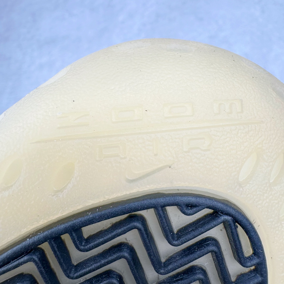 图片[10]-＃纯原特价福利 NK Air Foamposite Pro 奶油喷 FD5855-002 莞产原底面 公司渠道同模具 鞋型发泡360度无死角 双层Zoom气垫植入 中底完美注胶 搭载原厂碳纤维材质 诞生于1997年的NK Air Foamposite系列可以说是整个球鞋历史上最为经典的系列之一 也就是我们常说的“喷”和“泡” 其中“喷”由Foamposite One代言人Penny的英文音译而来 而“泡”则来源于另一款鞋型 Foamposite Pro中\\\”pro\\\”的音译 在诞生初期 由于高昂的造价以及超前的外形 Foamposite系列的反对者不在少数 甚至有人认为这款鞋会毁掉整个球鞋行业 但事实证明这双灵感来自于甲虫 自带“黑科技”鞋面以及双层Zoom+大块碳板的太空球鞋不仅受到了大众的接受与追捧 并且成功的影响了篮球鞋的发展 尺码：38.5 39 40 40.5 41 42 42.5 43 44 44.5 45 46-选品中心