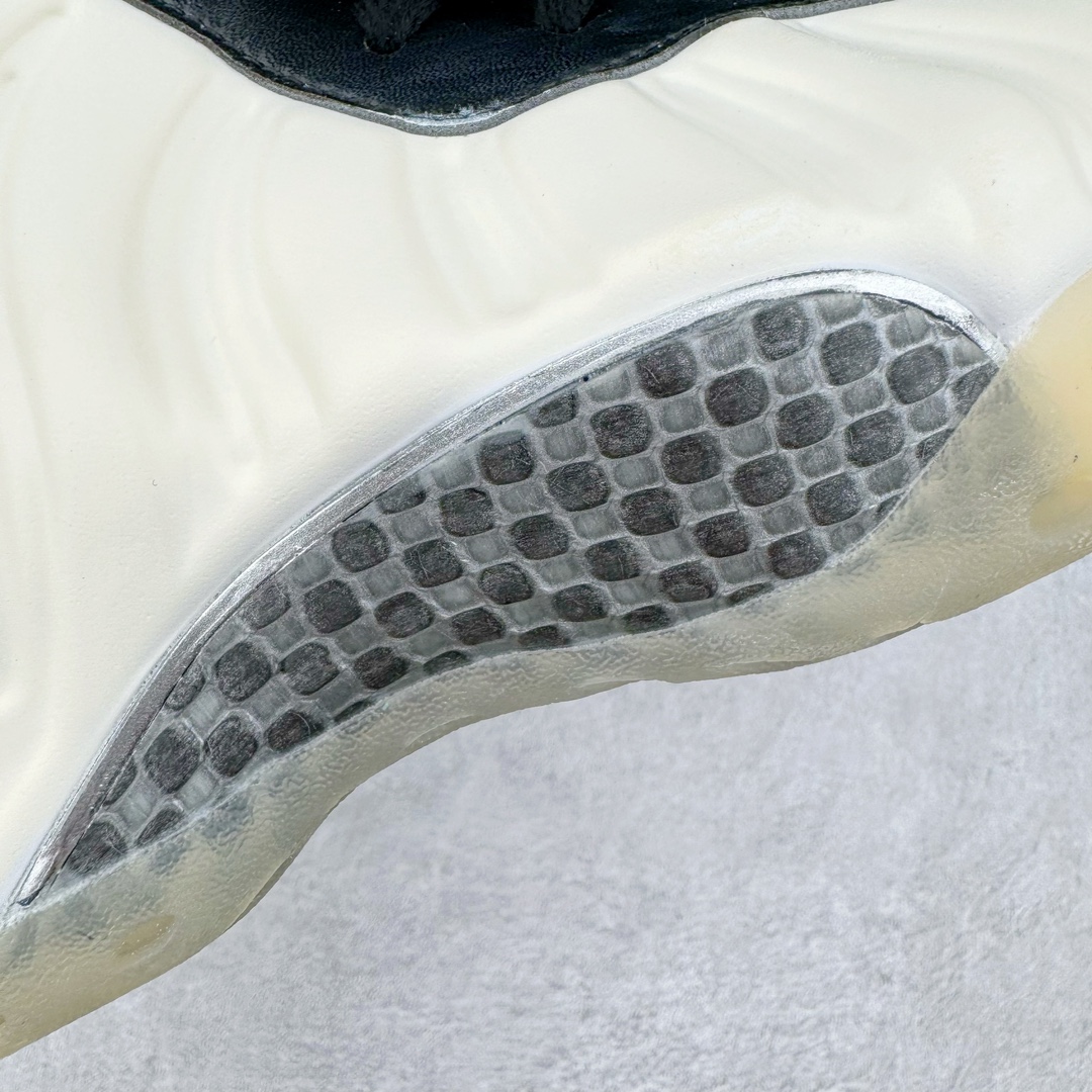 图片[17]-＃纯原特价福利 NK Air Foamposite Pro 奶油喷 FD5855-002 莞产原底面 公司渠道同模具 鞋型发泡360度无死角 双层Zoom气垫植入 中底完美注胶 搭载原厂碳纤维材质 诞生于1997年的NK Air Foamposite系列可以说是整个球鞋历史上最为经典的系列之一 也就是我们常说的“喷”和“泡” 其中“喷”由Foamposite One代言人Penny的英文音译而来 而“泡”则来源于另一款鞋型 Foamposite Pro中\\\”pro\\\”的音译 在诞生初期 由于高昂的造价以及超前的外形 Foamposite系列的反对者不在少数 甚至有人认为这款鞋会毁掉整个球鞋行业 但事实证明这双灵感来自于甲虫 自带“黑科技”鞋面以及双层Zoom+大块碳板的太空球鞋不仅受到了大众的接受与追捧 并且成功的影响了篮球鞋的发展 尺码：38.5 39 40 40.5 41 42 42.5 43 44 44.5 45 46-选品中心