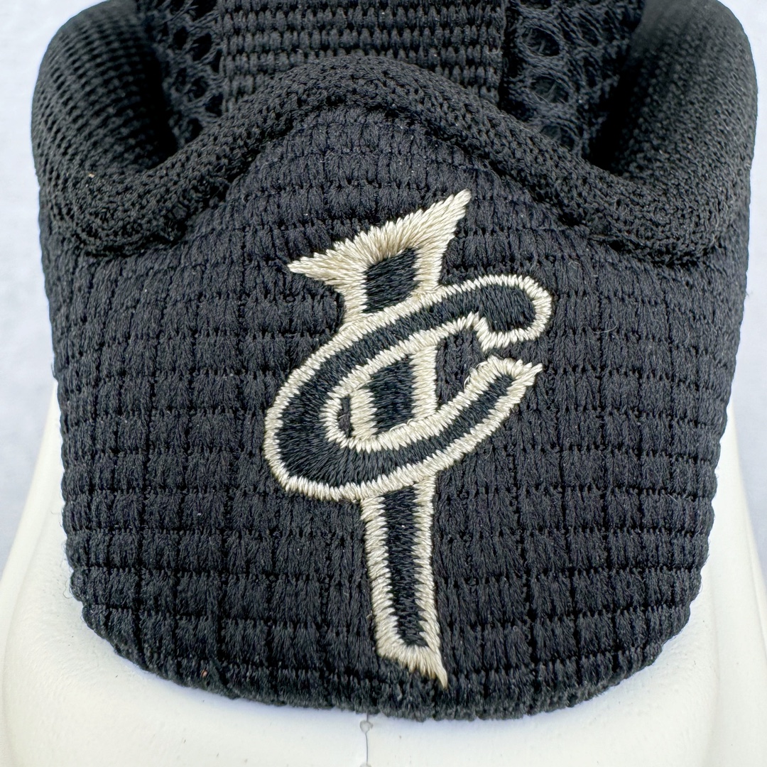 图片[11]-＃纯原特价福利 NK Air Foamposite Pro 奶油喷 FD5855-002 莞产原底面 公司渠道同模具 鞋型发泡360度无死角 双层Zoom气垫植入 中底完美注胶 搭载原厂碳纤维材质 诞生于1997年的NK Air Foamposite系列可以说是整个球鞋历史上最为经典的系列之一 也就是我们常说的“喷”和“泡” 其中“喷”由Foamposite One代言人Penny的英文音译而来 而“泡”则来源于另一款鞋型 Foamposite Pro中\\\”pro\\\”的音译 在诞生初期 由于高昂的造价以及超前的外形 Foamposite系列的反对者不在少数 甚至有人认为这款鞋会毁掉整个球鞋行业 但事实证明这双灵感来自于甲虫 自带“黑科技”鞋面以及双层Zoom+大块碳板的太空球鞋不仅受到了大众的接受与追捧 并且成功的影响了篮球鞋的发展 尺码：38.5 39 40 40.5 41 42 42.5 43 44 44.5 45 46-选品中心