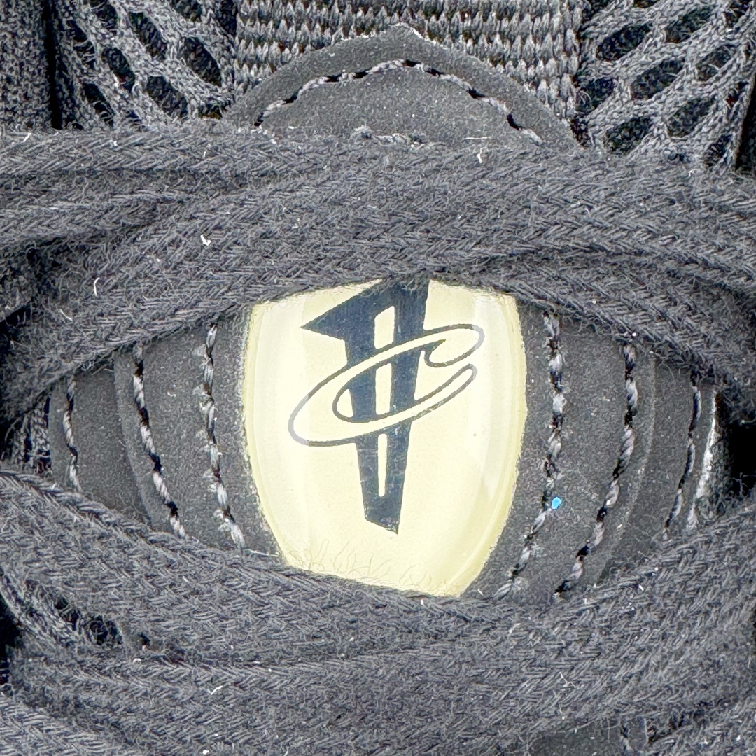 图片[13]-＃纯原特价福利 NK Air Foamposite Pro 奶油喷 FD5855-002 莞产原底面 公司渠道同模具 鞋型发泡360度无死角 双层Zoom气垫植入 中底完美注胶 搭载原厂碳纤维材质 诞生于1997年的NK Air Foamposite系列可以说是整个球鞋历史上最为经典的系列之一 也就是我们常说的“喷”和“泡” 其中“喷”由Foamposite One代言人Penny的英文音译而来 而“泡”则来源于另一款鞋型 Foamposite Pro中\\\”pro\\\”的音译 在诞生初期 由于高昂的造价以及超前的外形 Foamposite系列的反对者不在少数 甚至有人认为这款鞋会毁掉整个球鞋行业 但事实证明这双灵感来自于甲虫 自带“黑科技”鞋面以及双层Zoom+大块碳板的太空球鞋不仅受到了大众的接受与追捧 并且成功的影响了篮球鞋的发展 尺码：38.5 39 40 40.5 41 42 42.5 43 44 44.5 45 46-选品中心